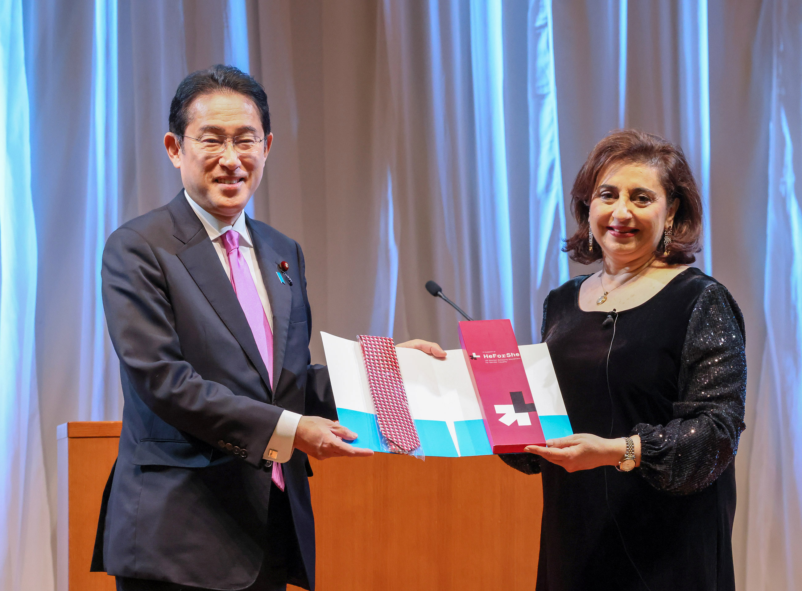 Prime Minister Kishida receiving a gift from Ms. Sima Bahous, Executive Director of UN Women (2)