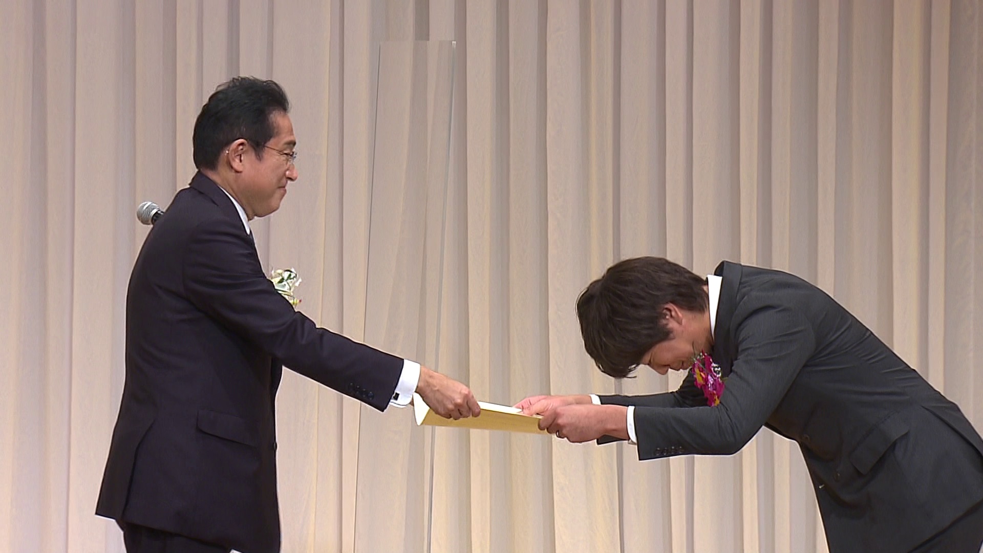 Prime Minister Kishida presenting an award