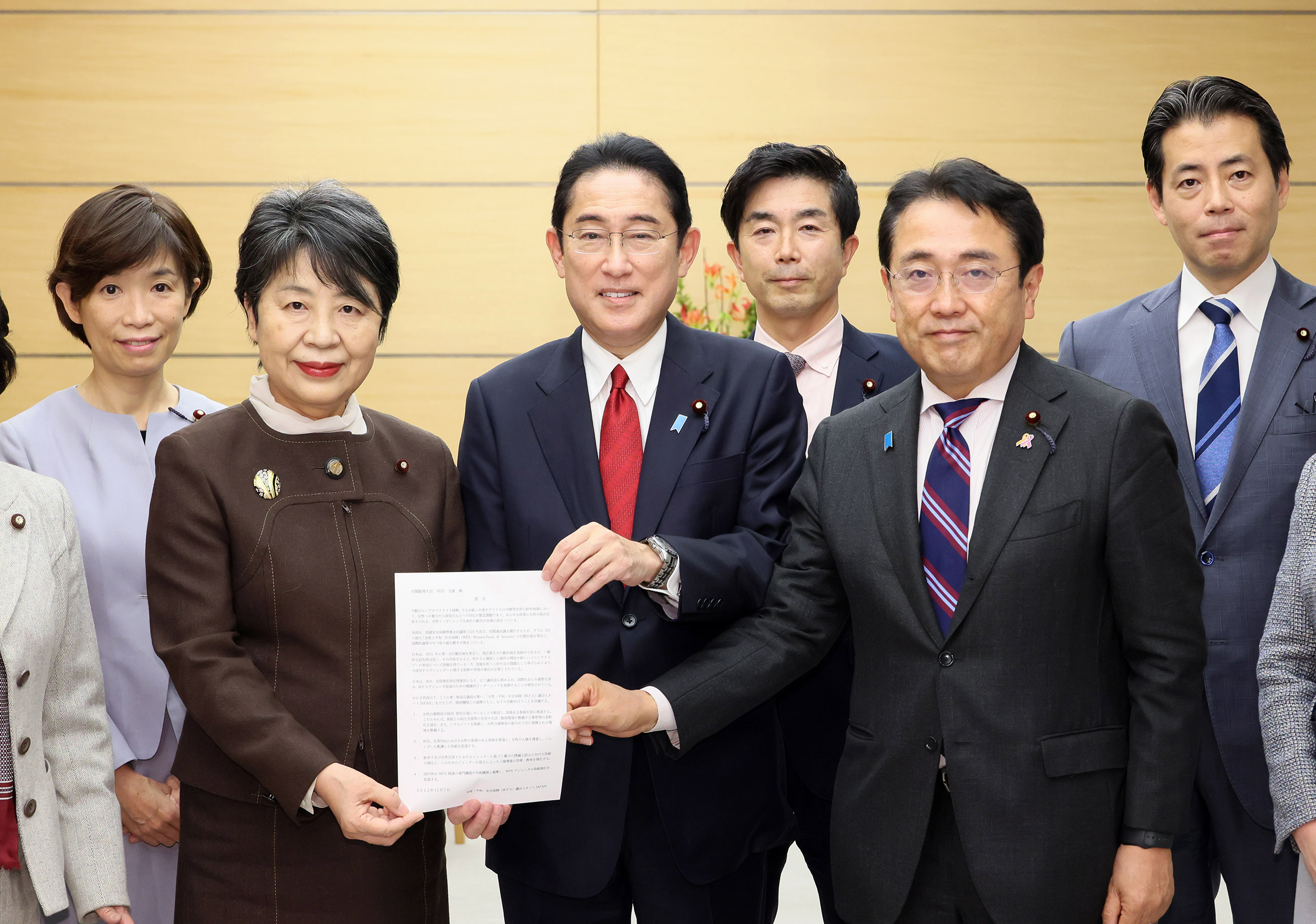 Prime  Minister Kishida receiving a proposal (2)