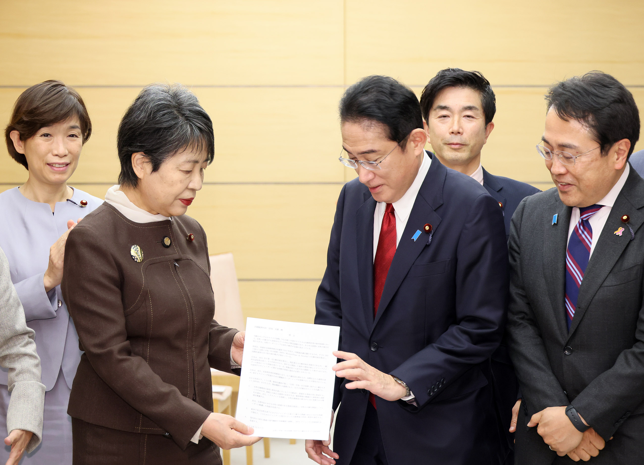 Prime  Minister Kishida receiving a proposal (3)