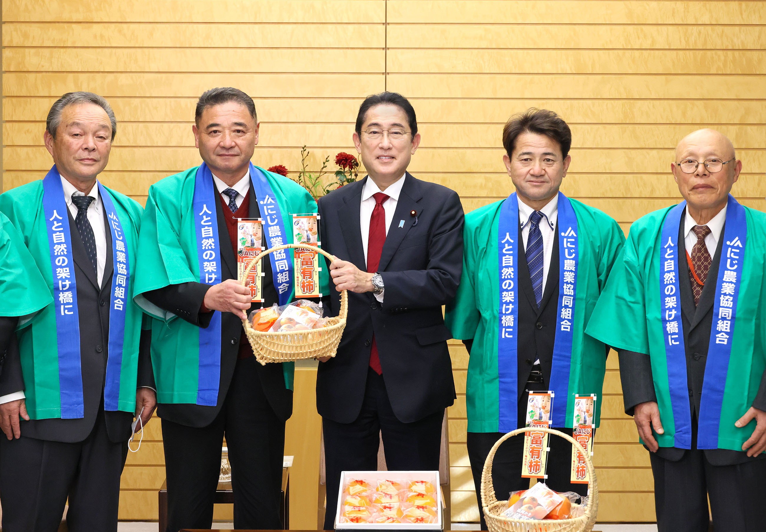 Prime Minister Kishida being presented with persimmons (2)