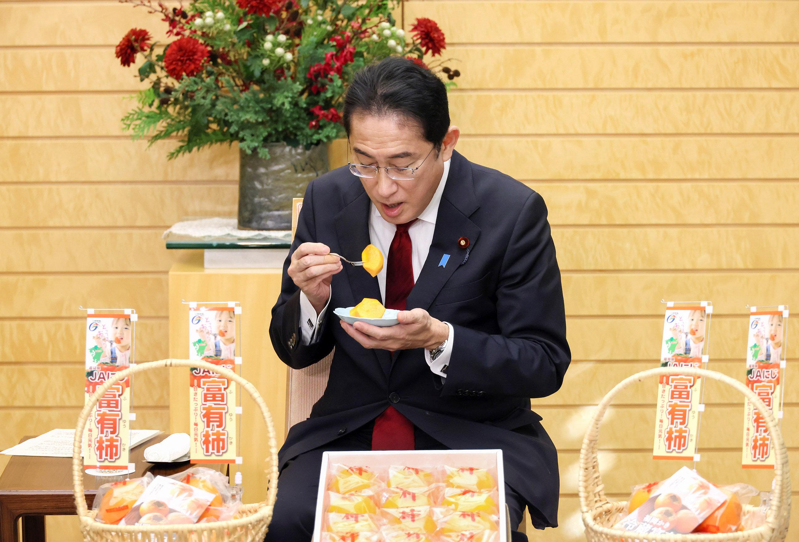 Prime Minister Kishida being presented with persimmons (4)