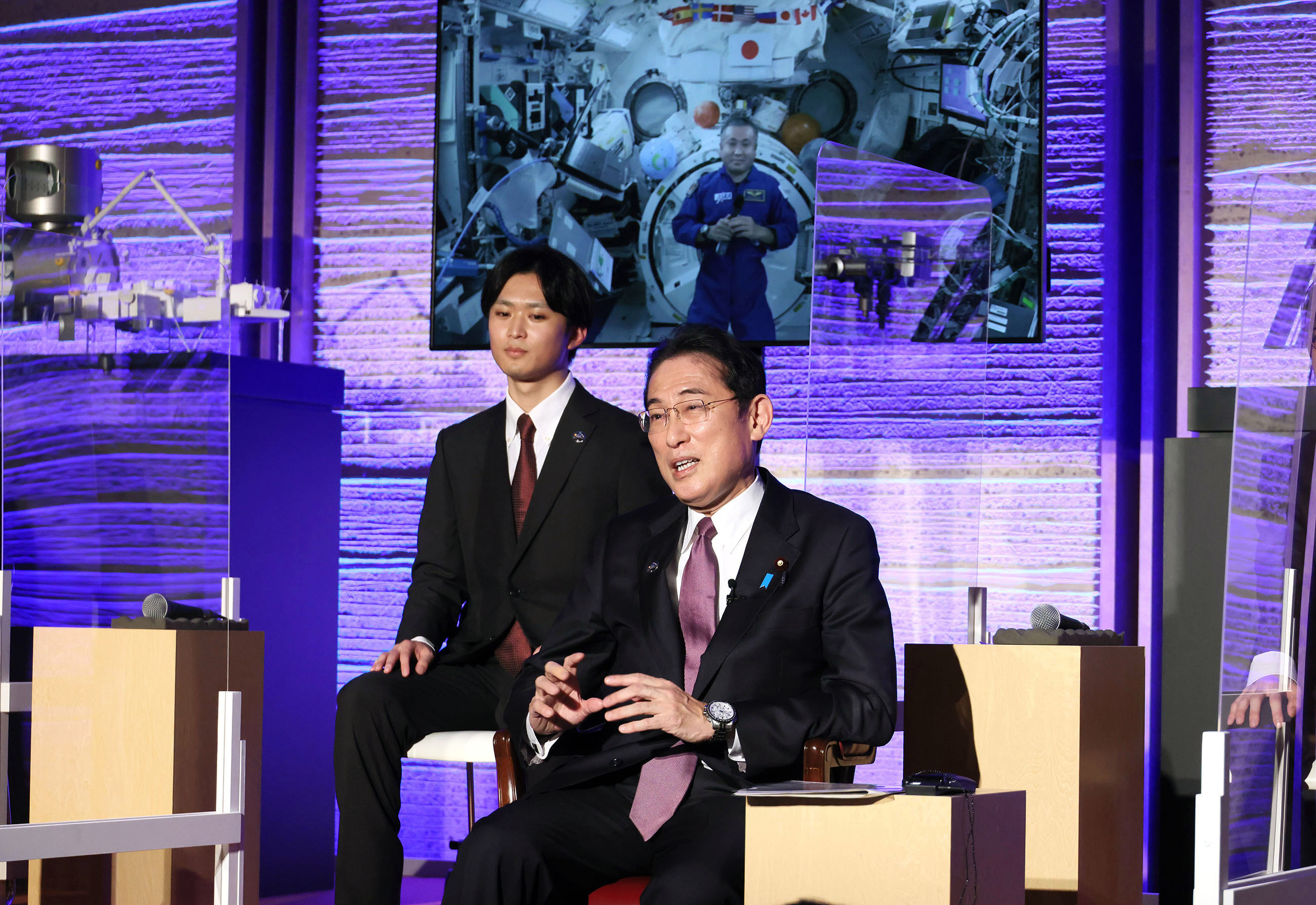 Prime Minister Kishida conversing with Astronaut WAKATA (2)