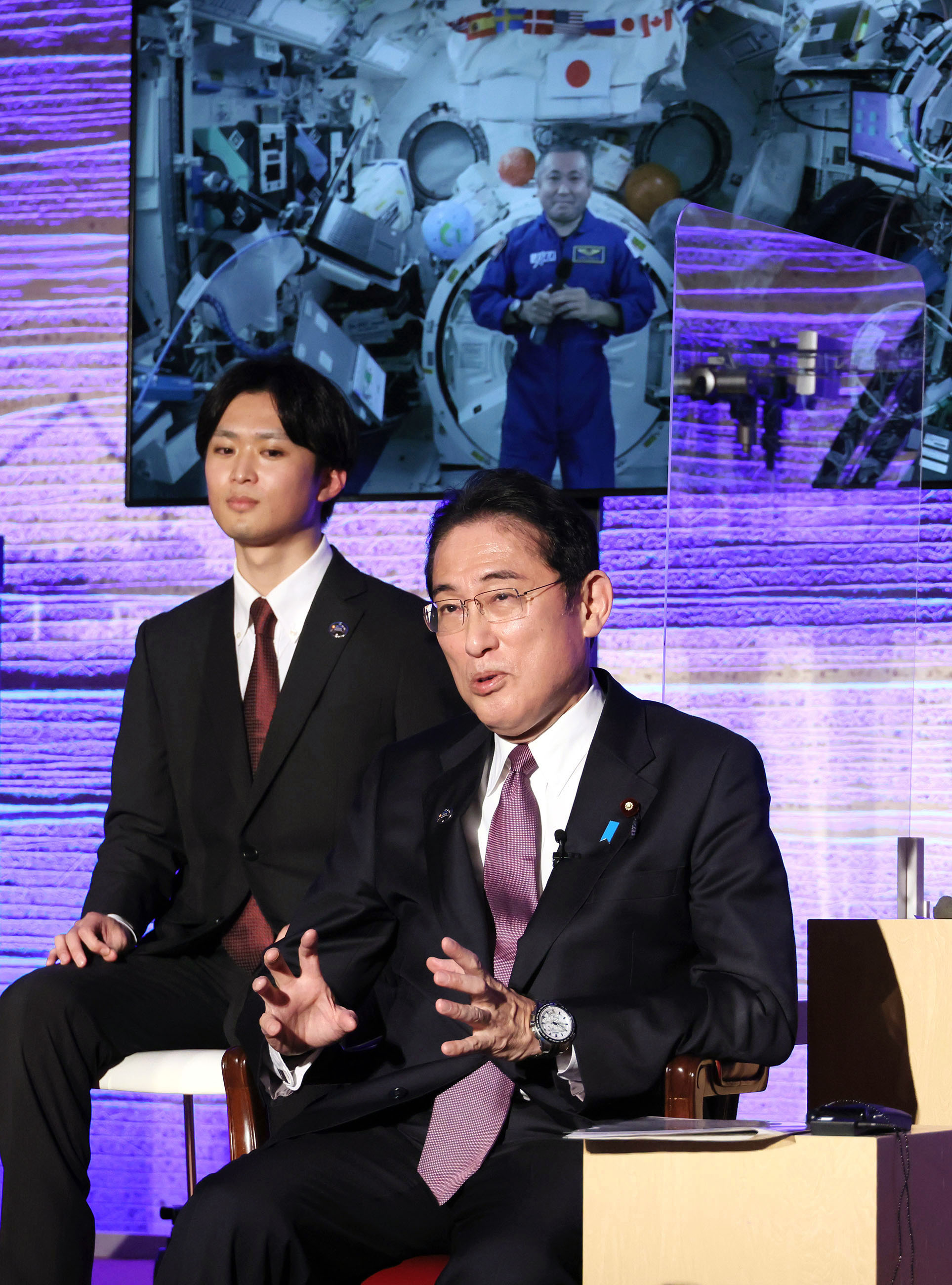 Prime Minister Kishida conversing with Astronaut WAKATA (3)