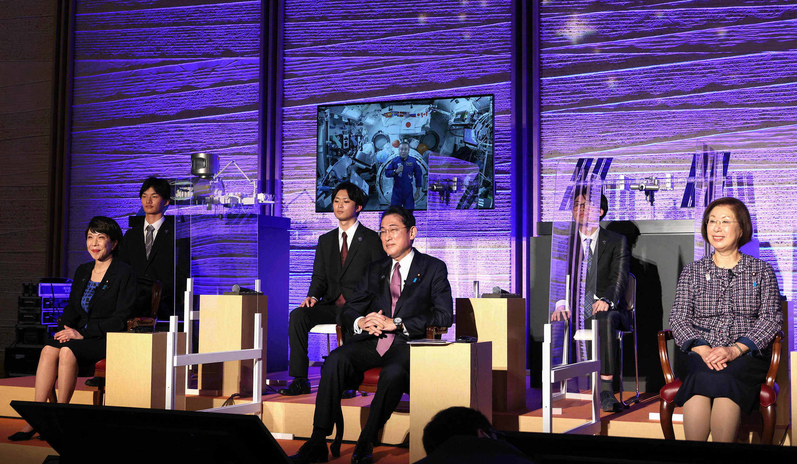Prime Minister Kishida conversing with Astronaut WAKATA (4)