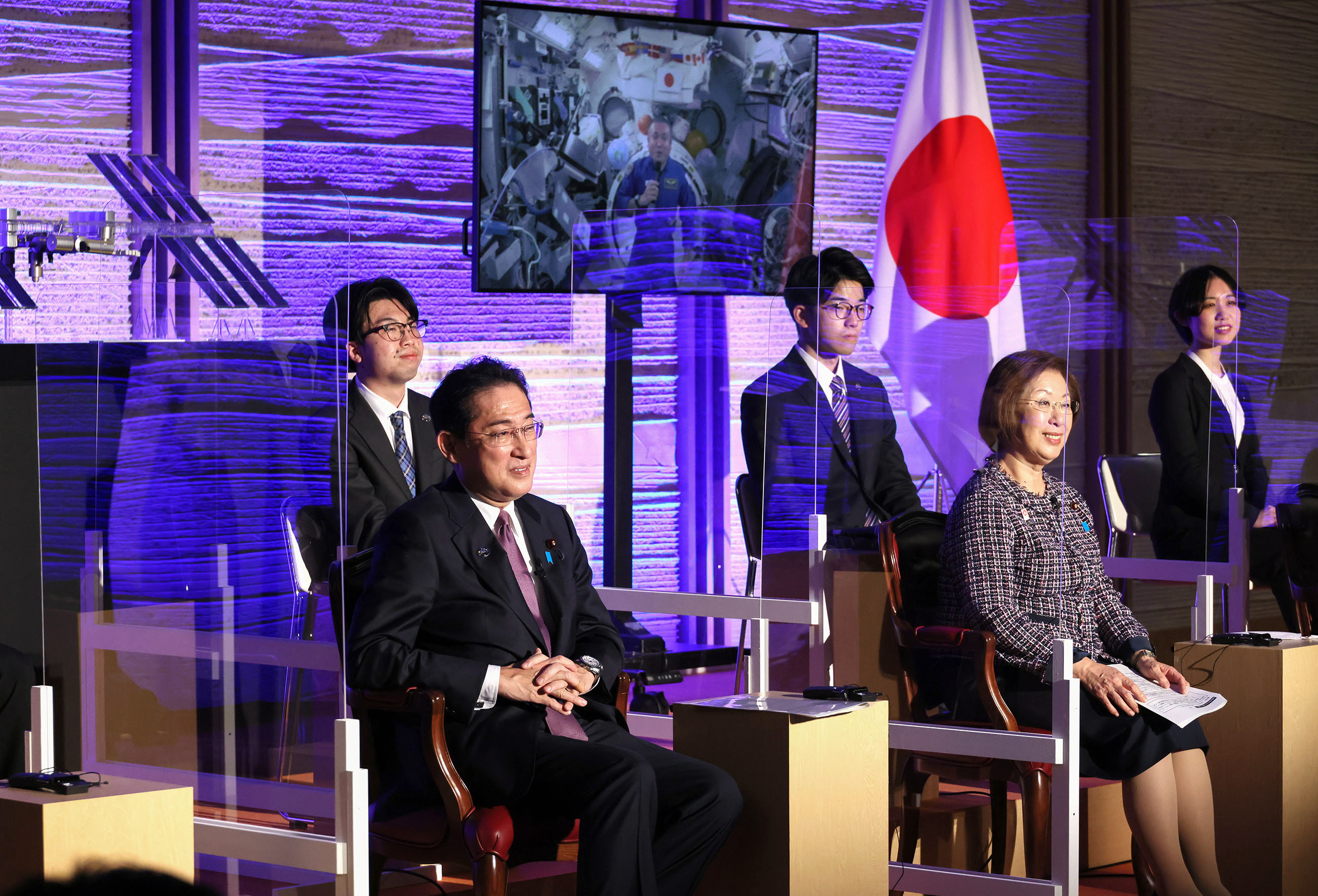 Prime Minister Kishida conversing with Astronaut WAKATA (5)