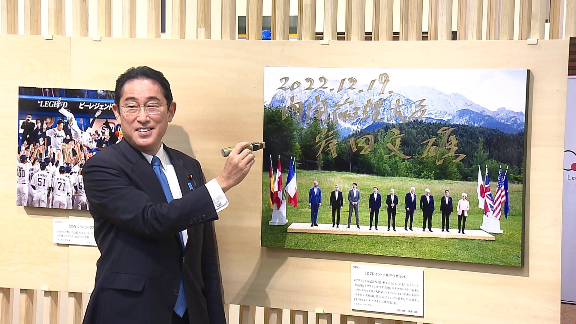Prime Minister Kishida autographing a photo