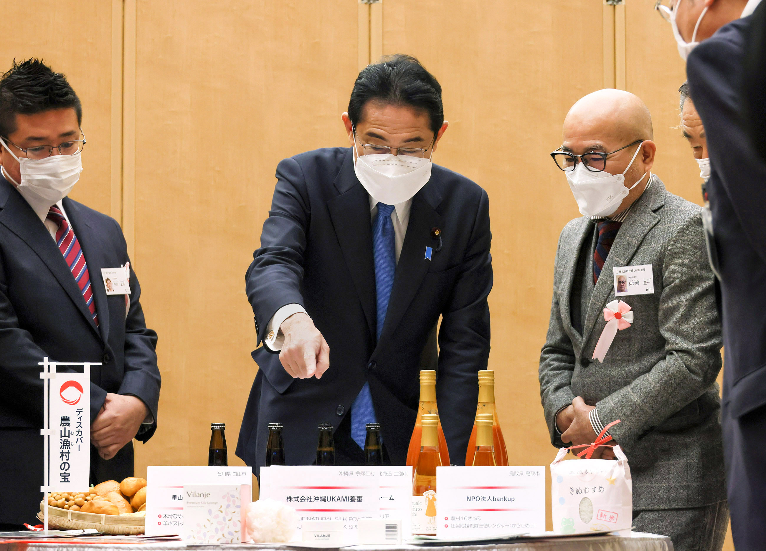 Prime Minister Kishida interacting with award winners (1)