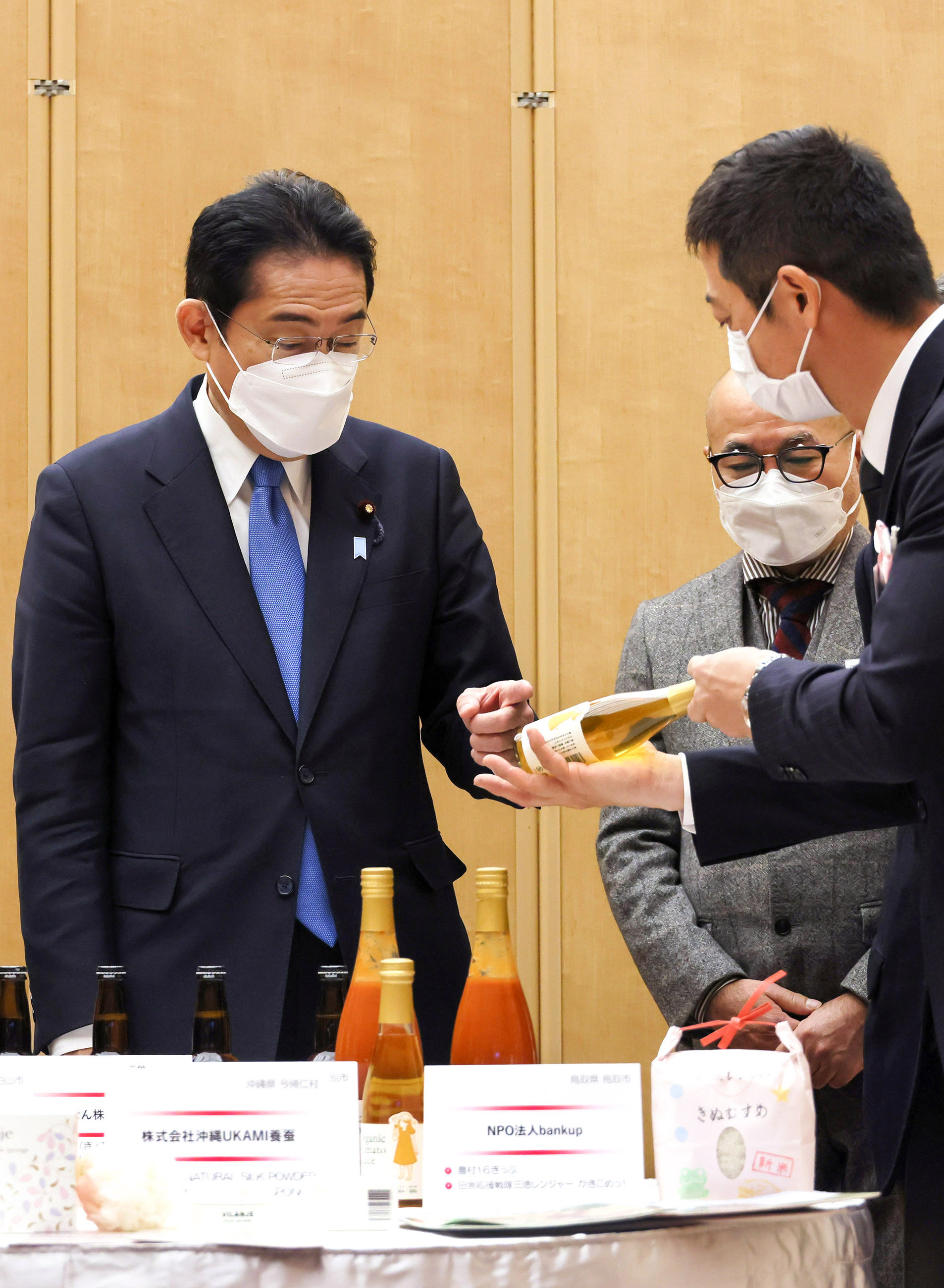 Prime Minister Kishida interacting with award winners (2)