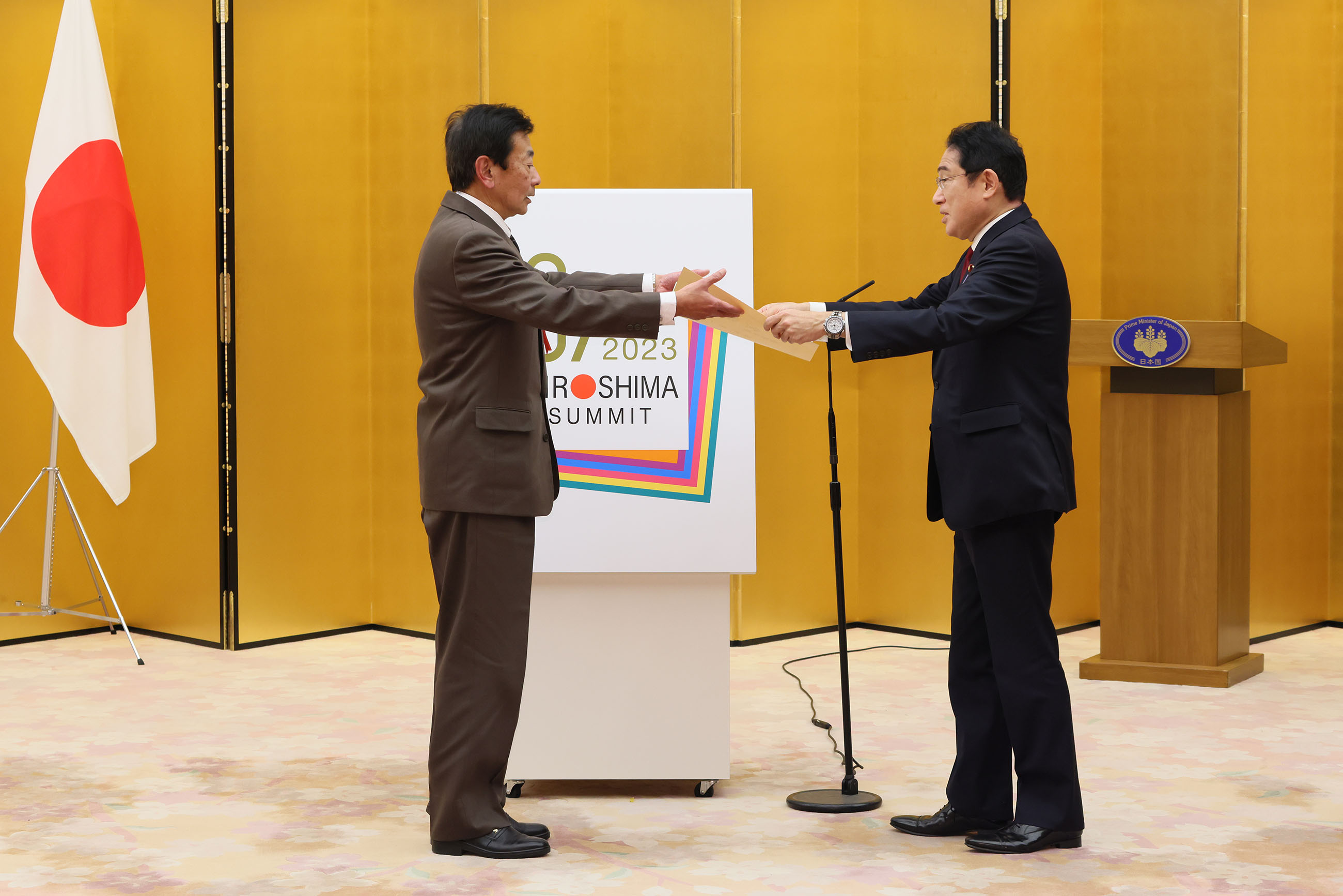 Prime Minister Kishida presenting the award