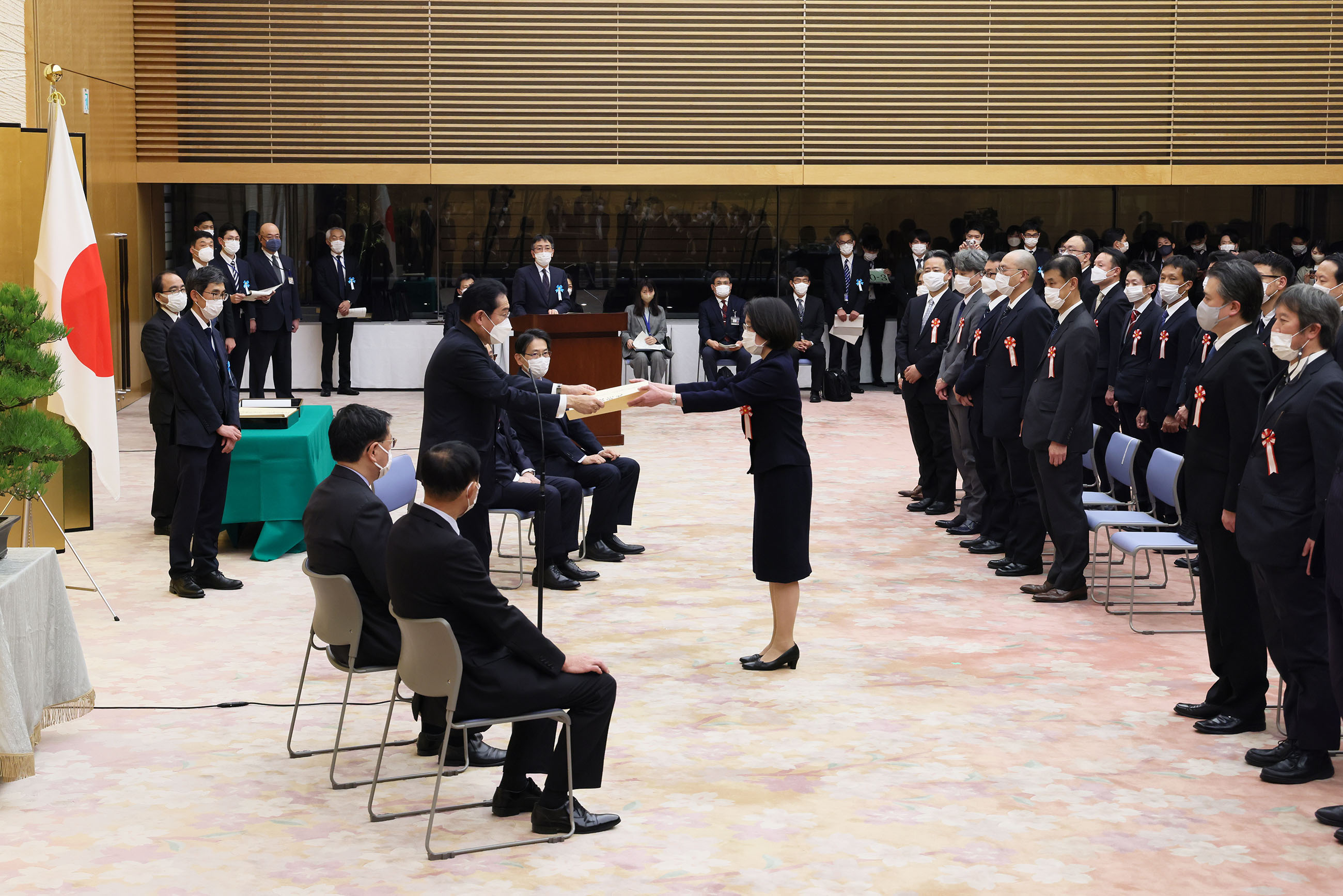 Prime Minister Kishida presenting a certificate of award (1)