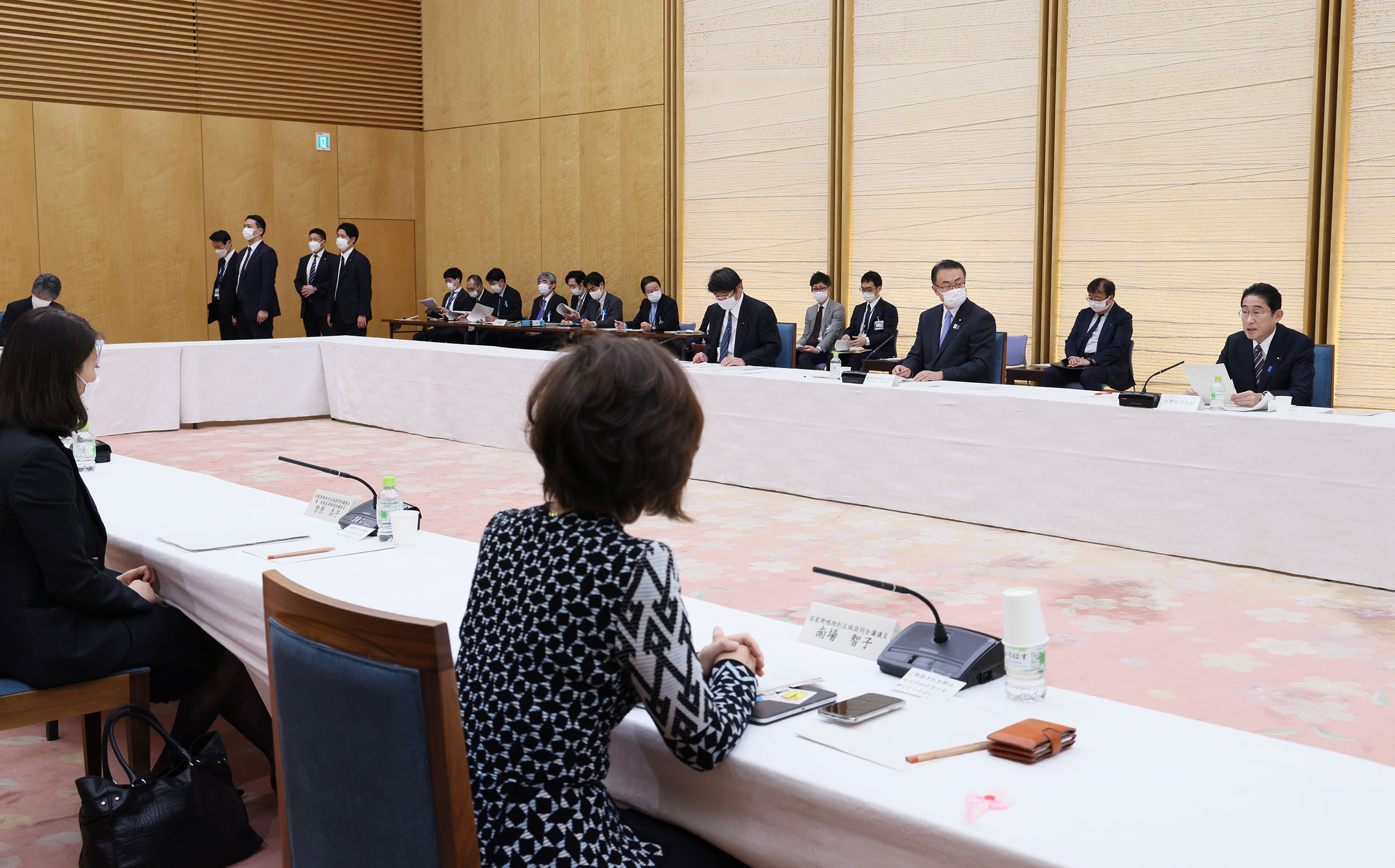 Prime Minister wrapping up a meeting (2)