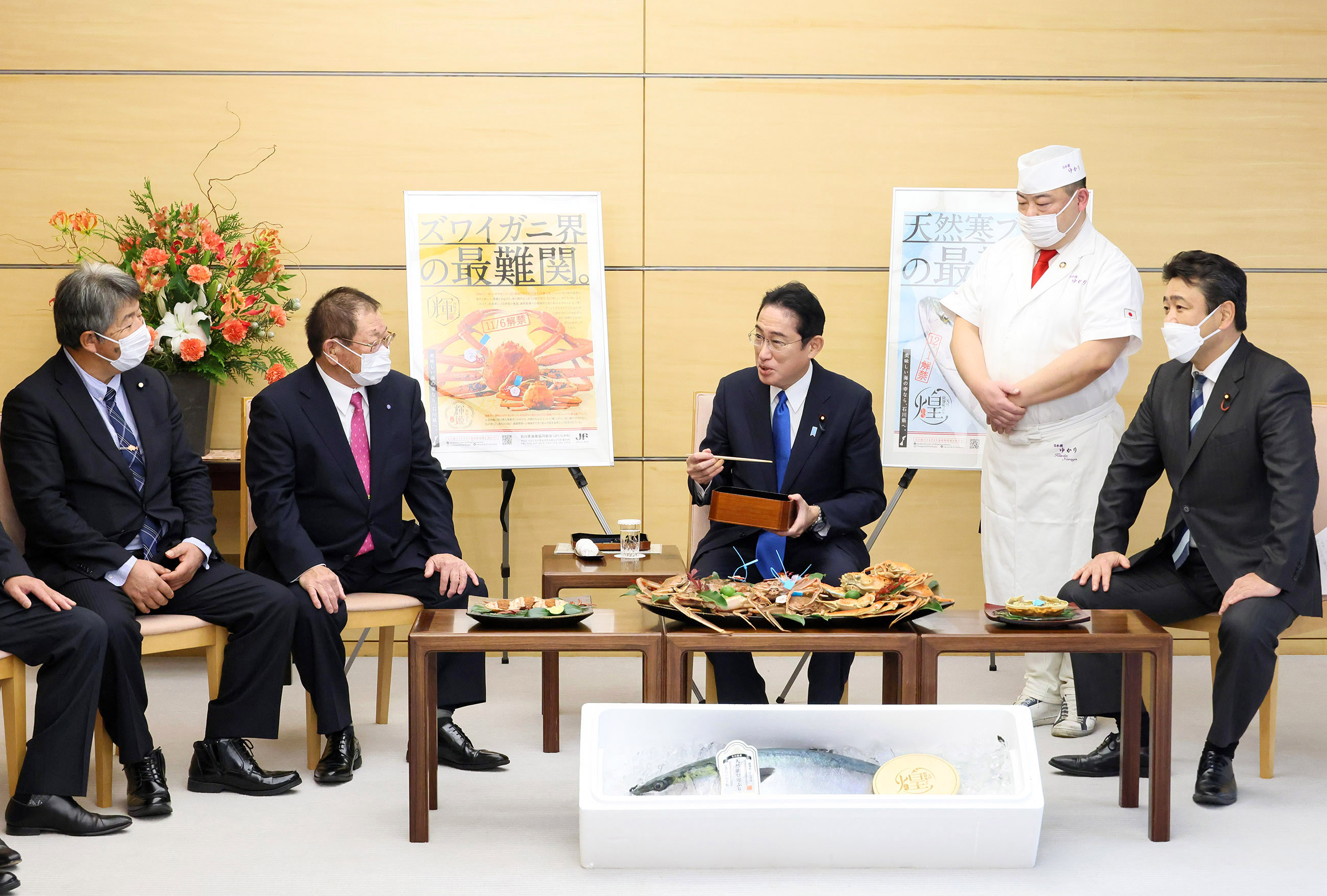 Prime Minister Kishida receiving gifts (4)