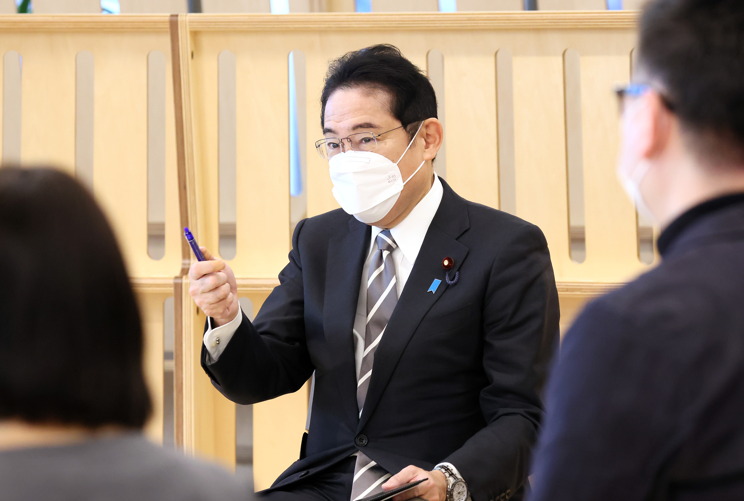 Prime Minister Kishida sitting down to talk with a small group of people (1)