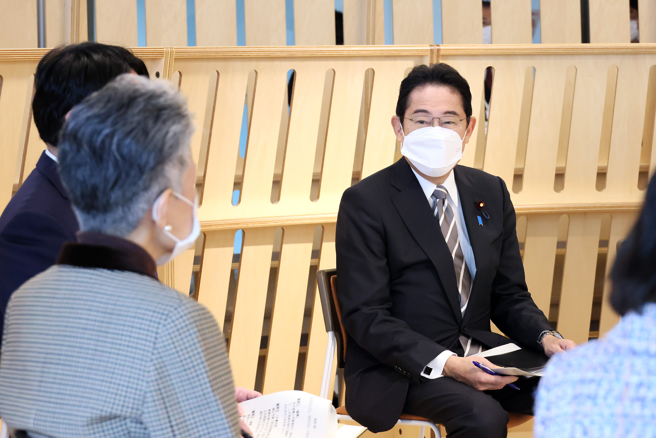 Prime Minister Kishida sitting down to talk with a small group of people (2)