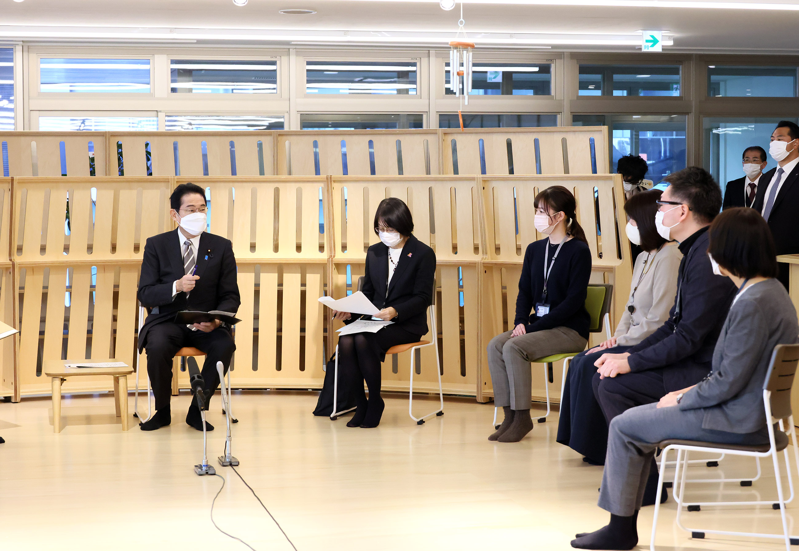 Prime Minister Kishida sitting down to talk with a small group of people (5)