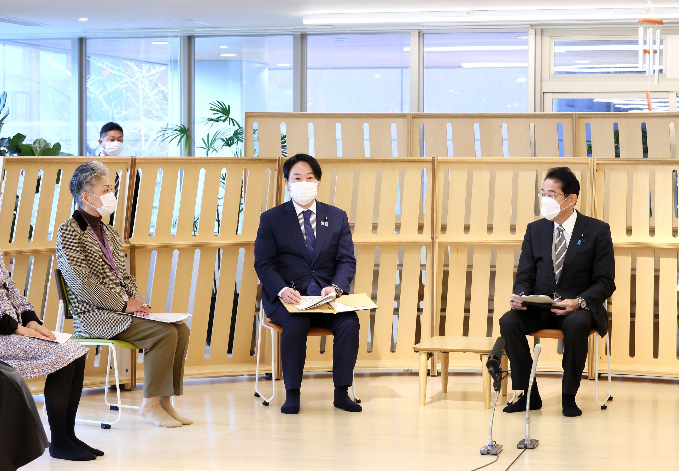 Prime Minister Kishida listening to a small group of people (1)