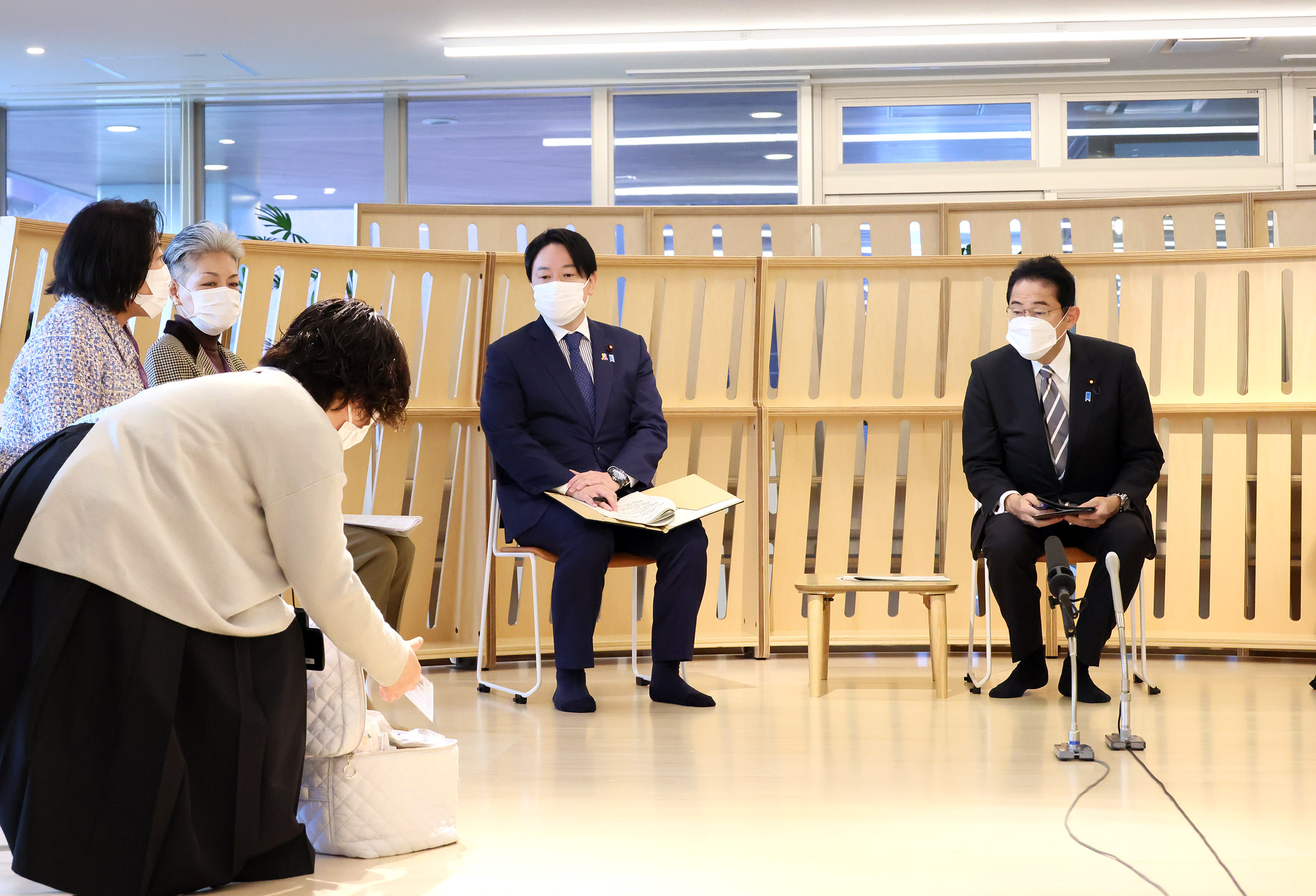 Prime Minister Kishida listening to a small group of people (3)