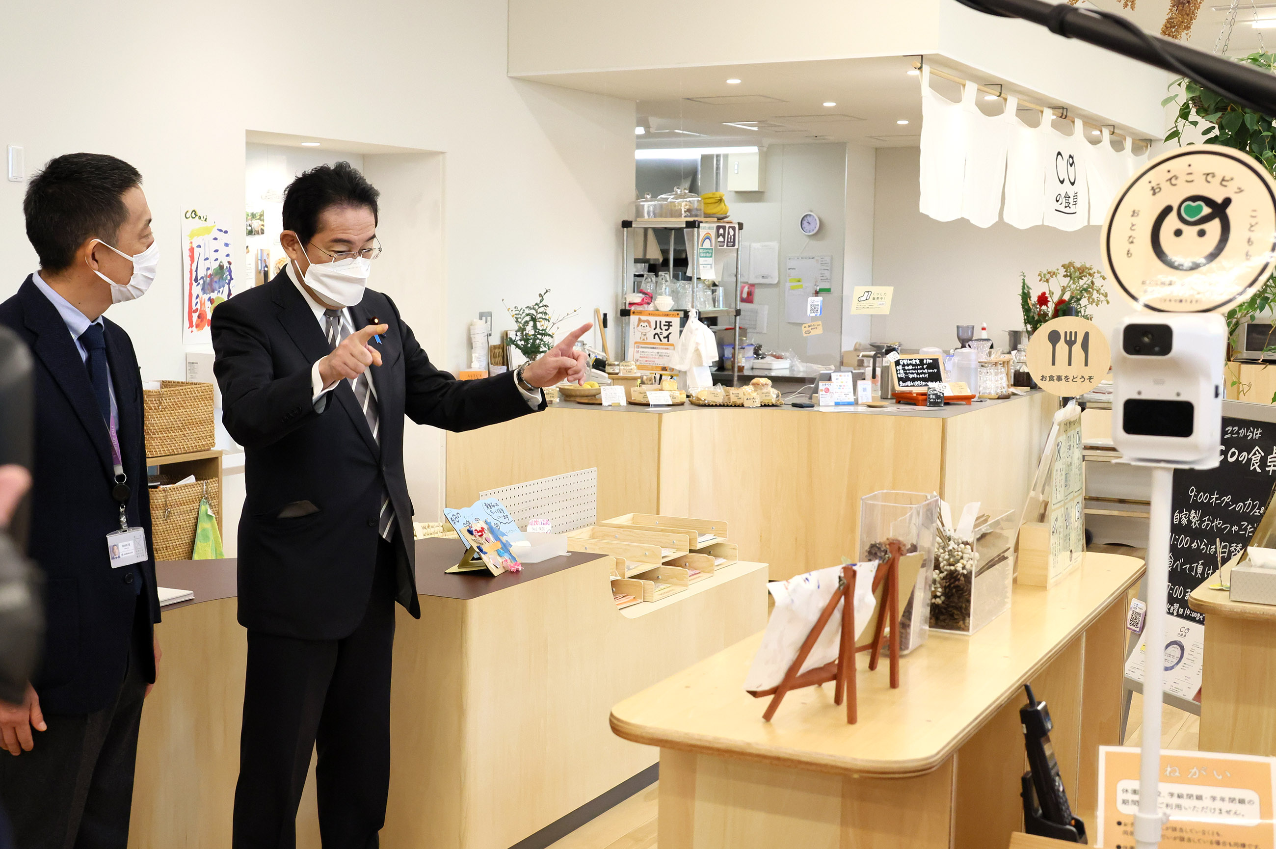 Prime Minister Kishida visiting a facility (1)