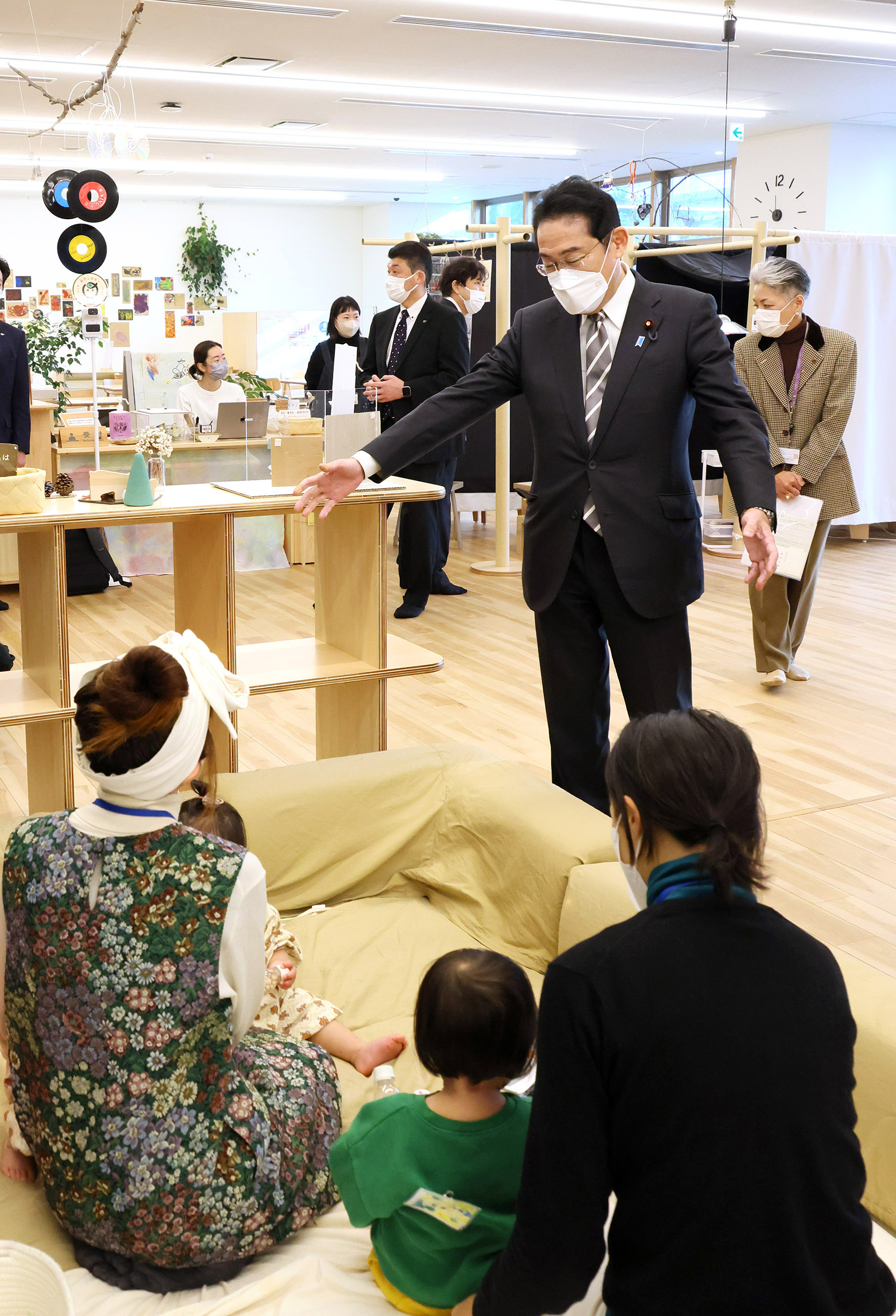 Prime Minister Kishida visiting a facility (2)
