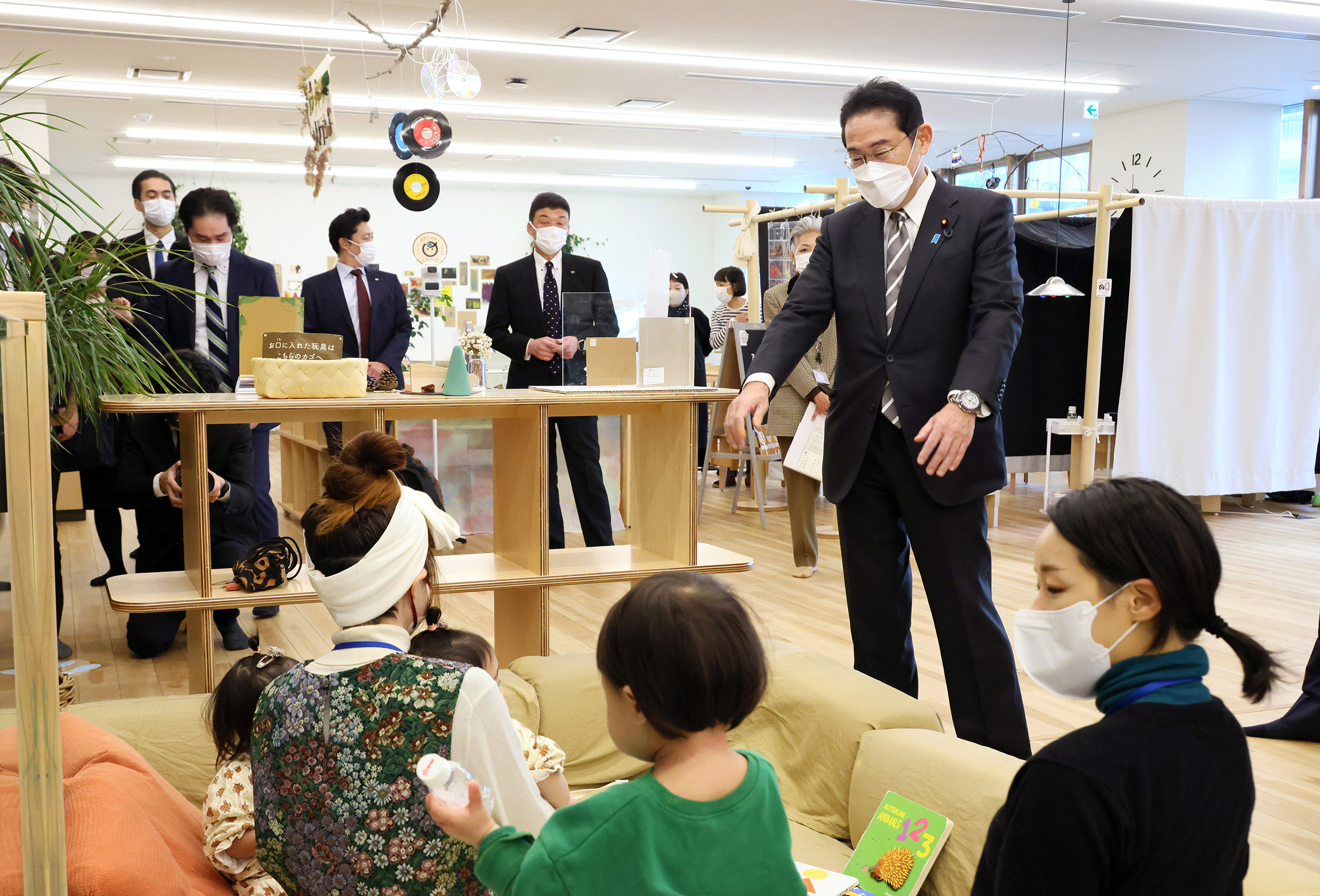 Prime Minister Kishida visiting a facility (3)