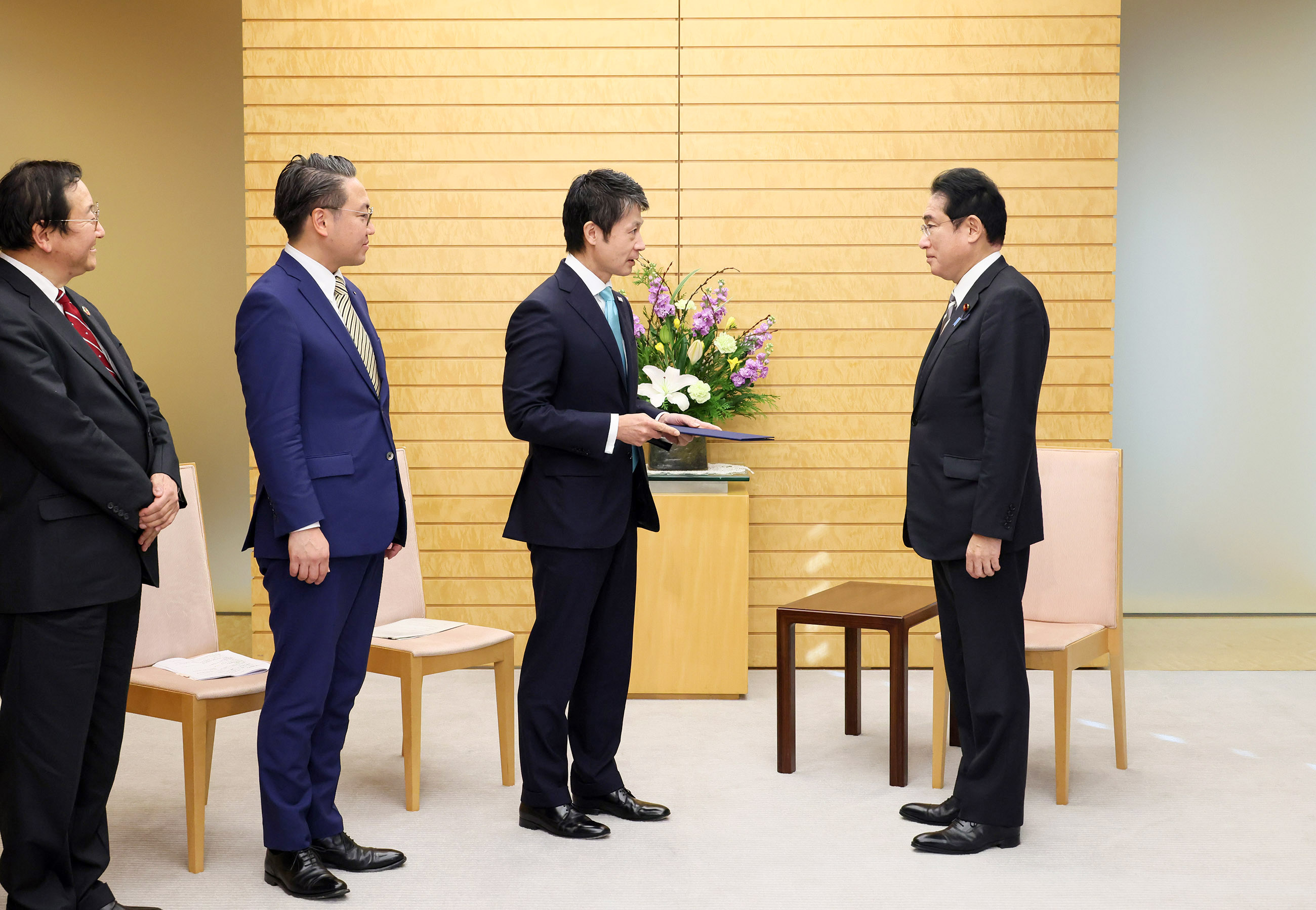 Prime Minister Kishida receiving a proposal  (2)