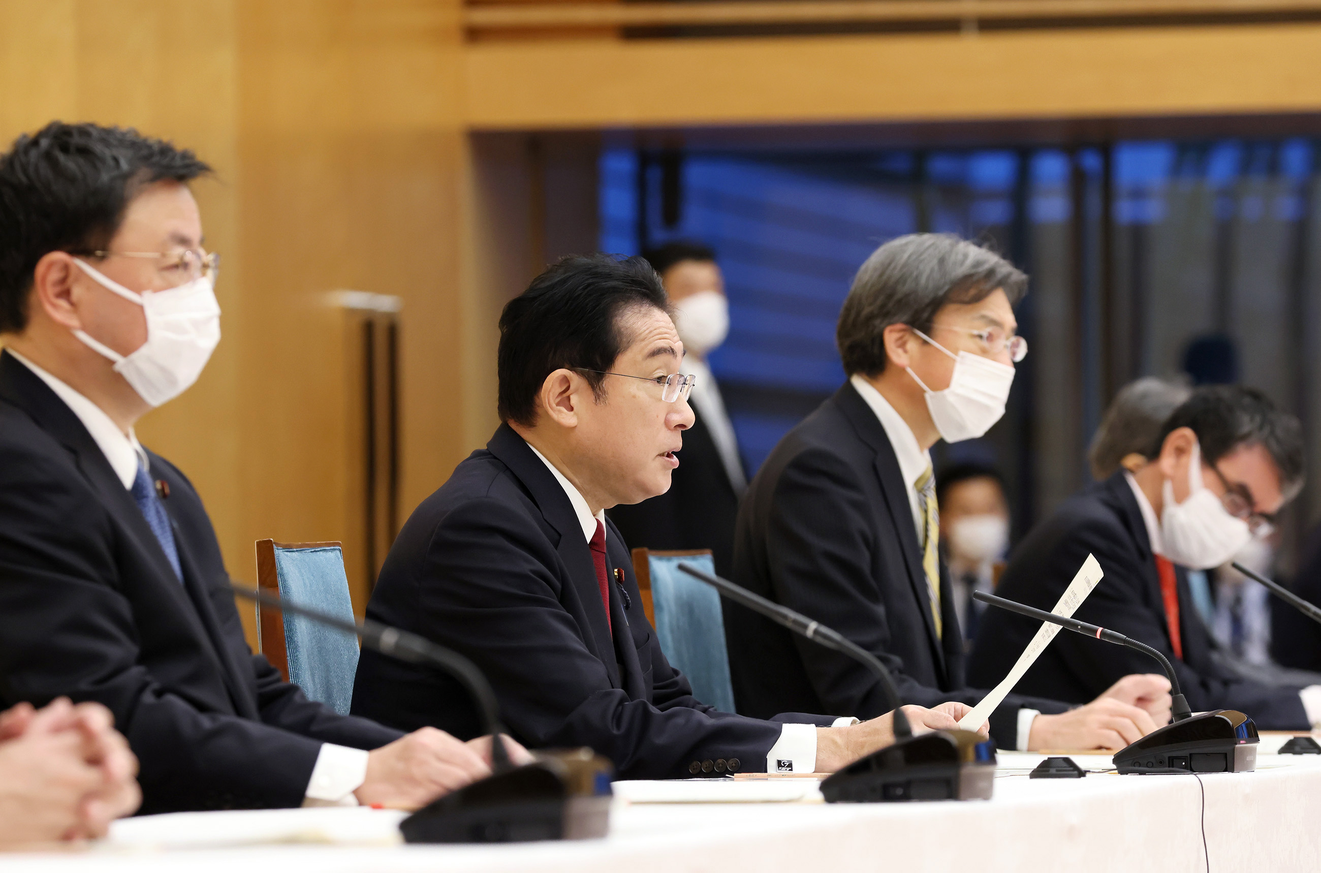 Prime Minister Kishida wrapping up a meeting (1)