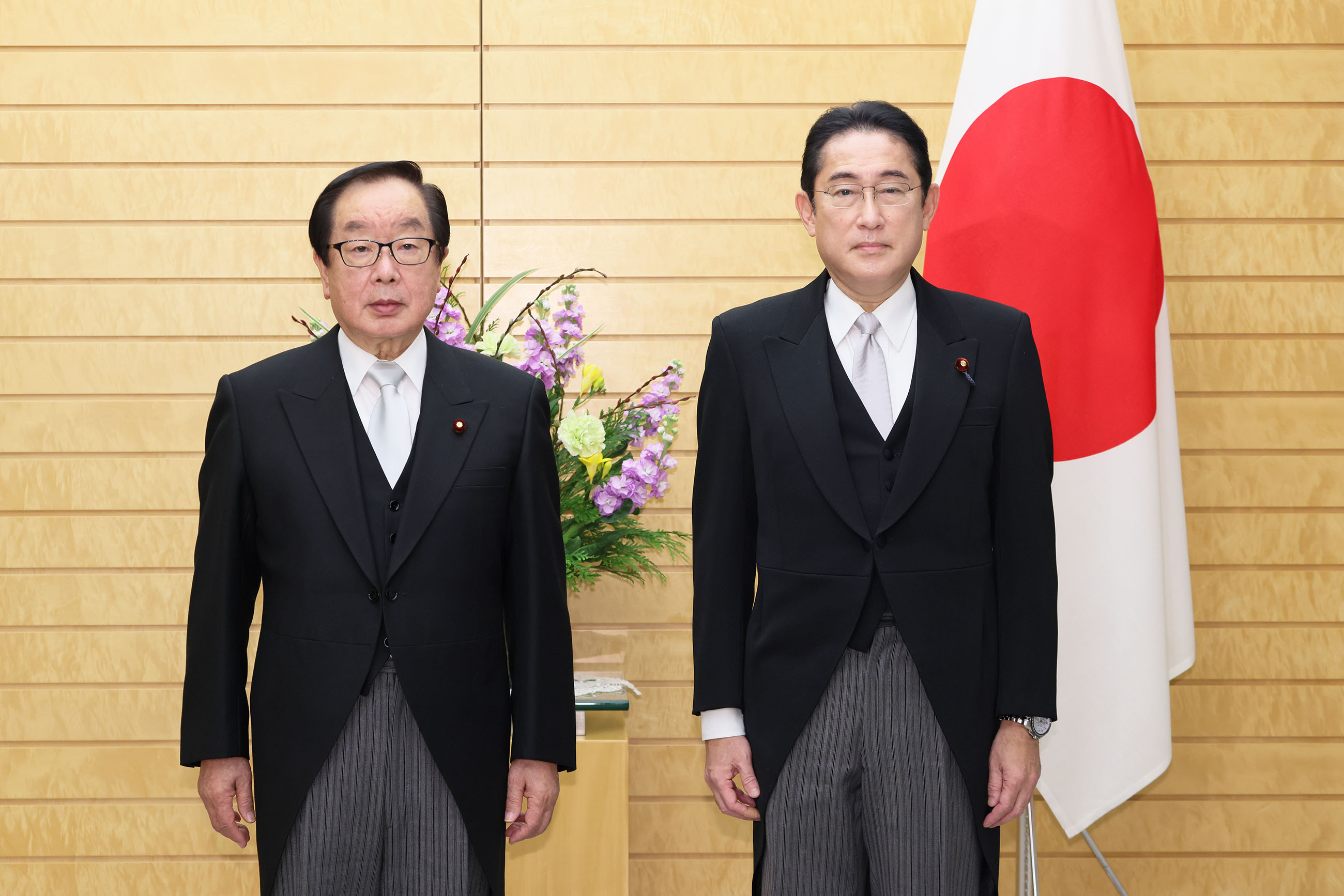 Prime Minister Kishida attending a photograph session with with the newly appointed Minister Watanabe (1)