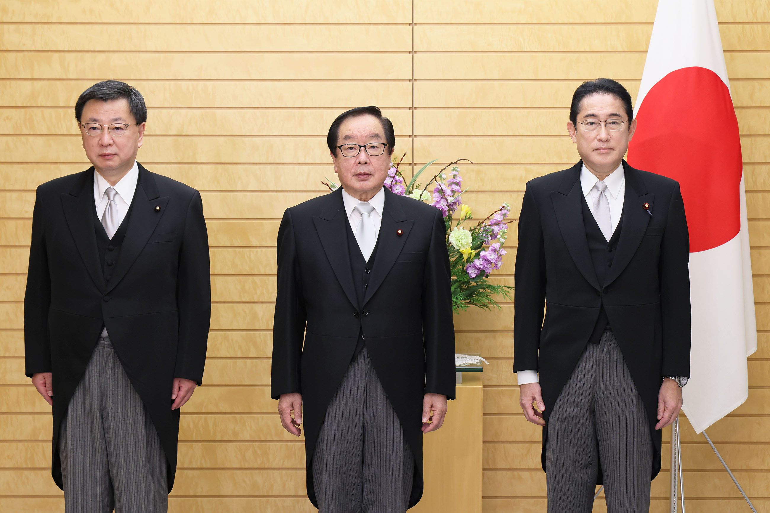 Prime Minister Kishida attending a photograph session with with the newly appointed Minister Watanabe (2)