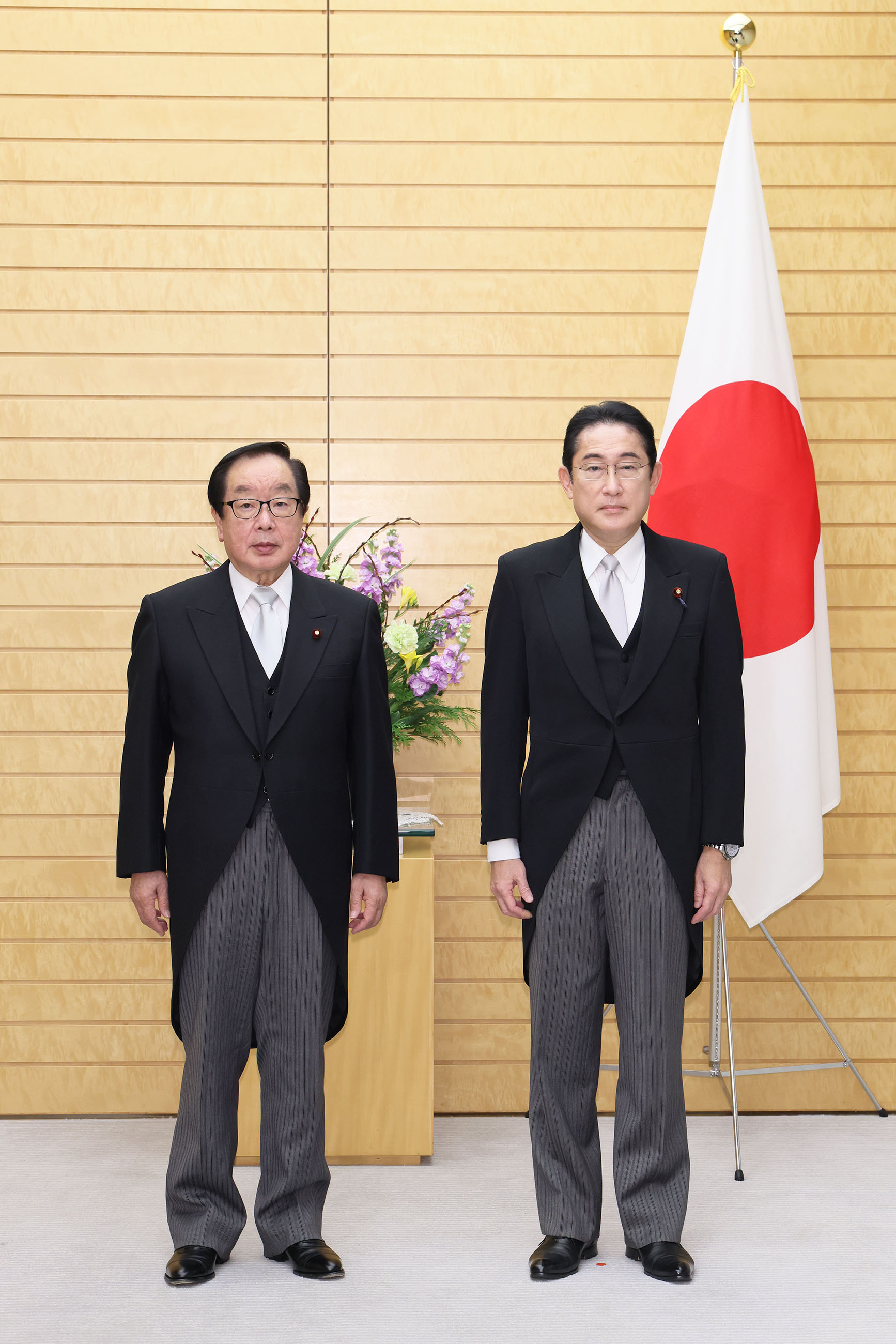 Prime Minister Kishida attending a photograph session with with the newly appointed Minister Watanabe (3)