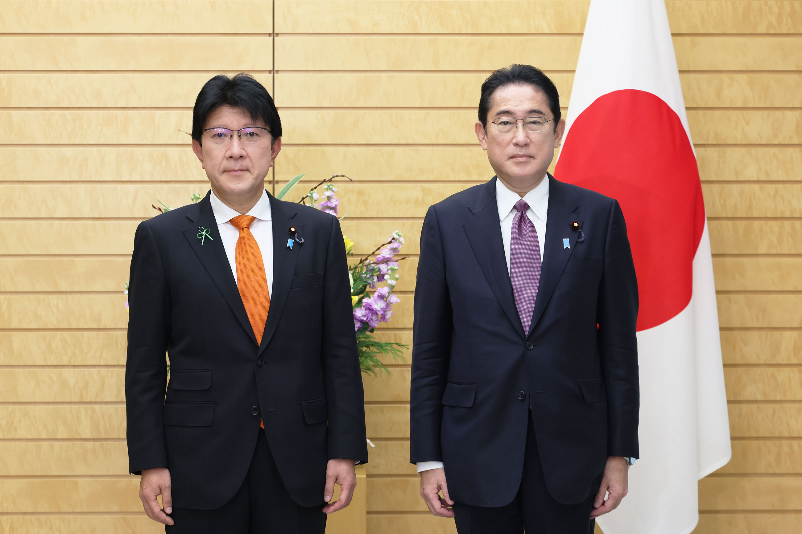 Prime Minister Kishida attending a photograph session with the newly appointed Parliamentary Vice-Minister Hasegawa (1)