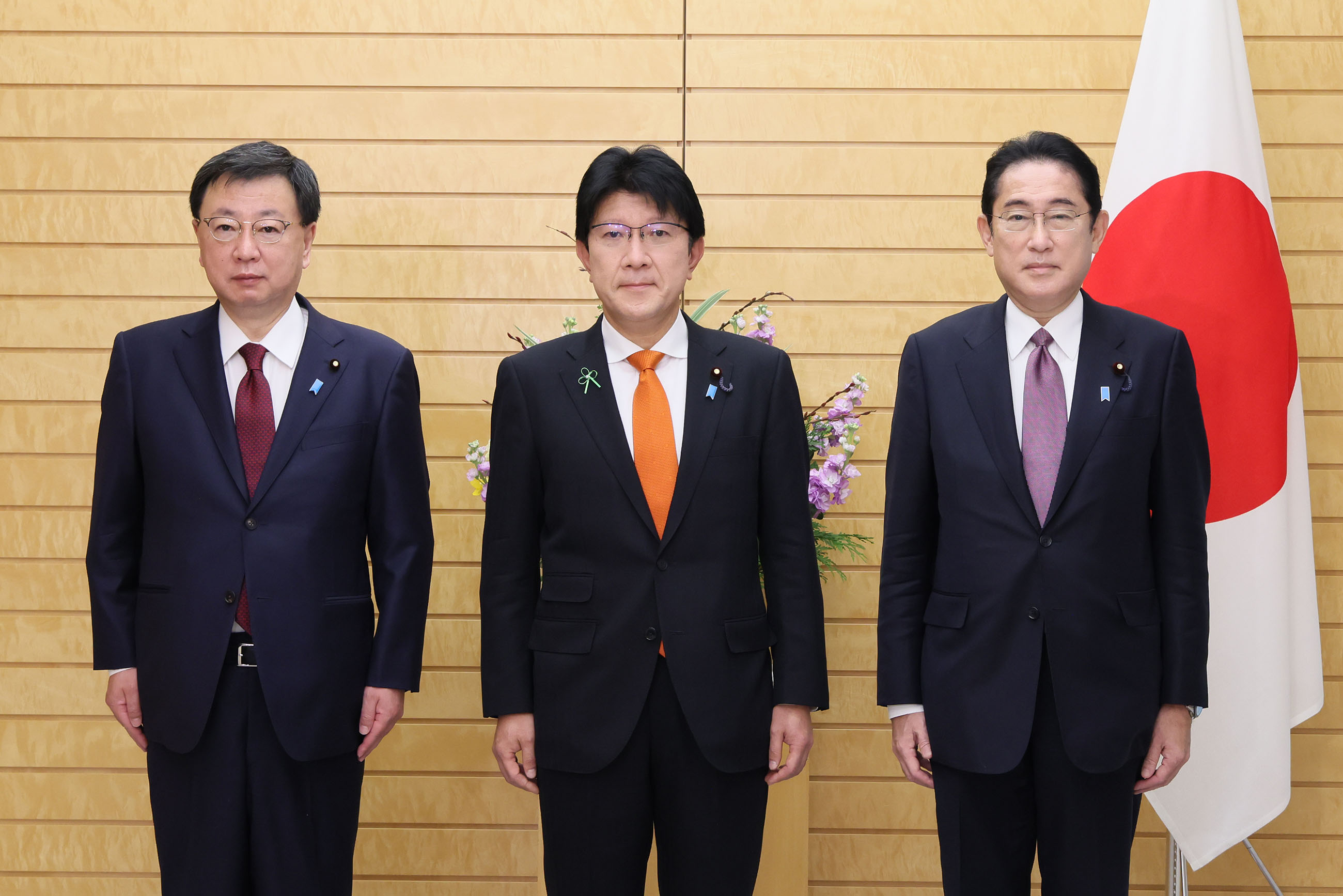 Prime Minister Kishida attending a photograph session with the newly appointed Parliamentary Vice-Minister Hasegawa (3)