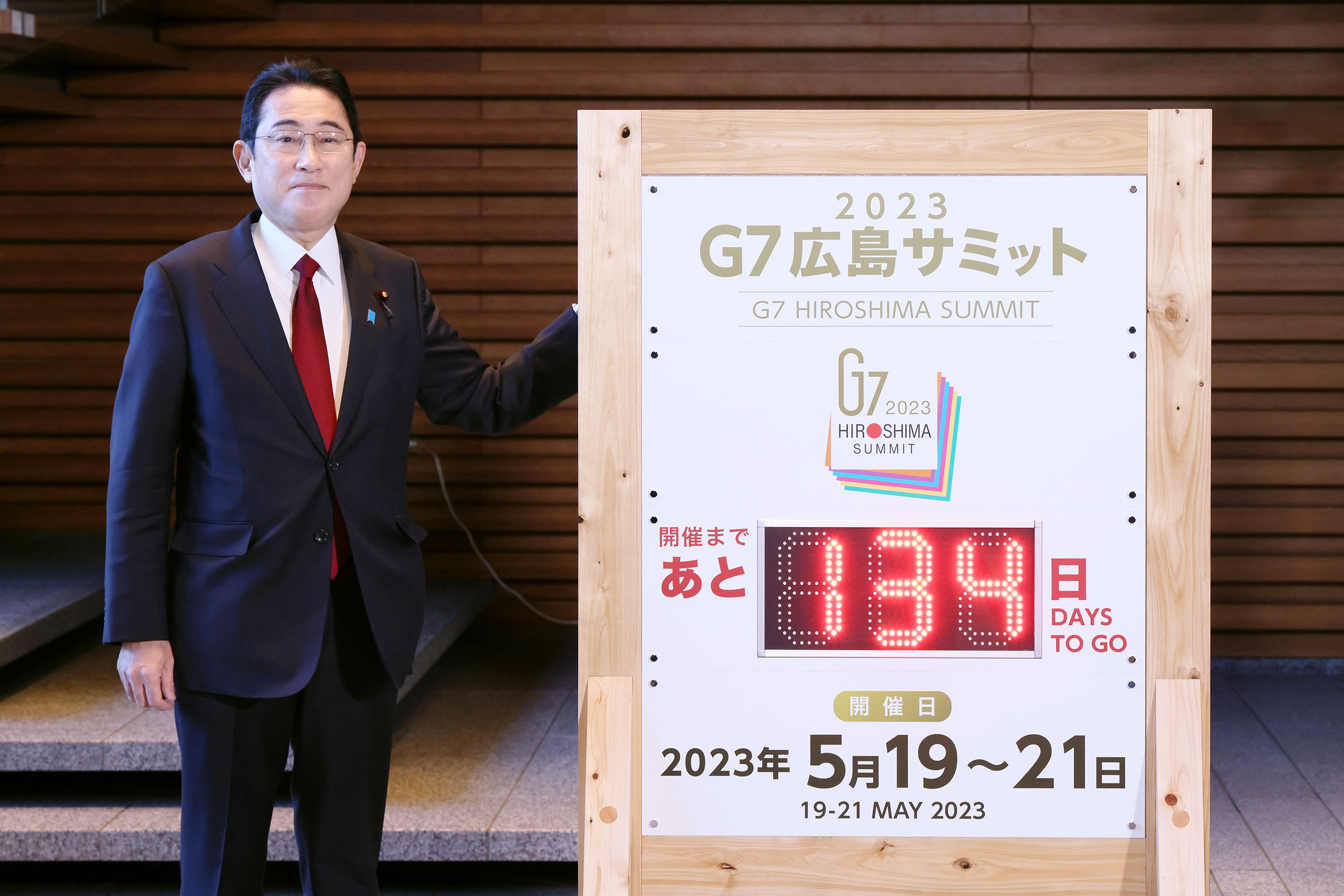 Prime Minister Kishida lighting a countdown board for the G7 Hiroshima Summit (1)