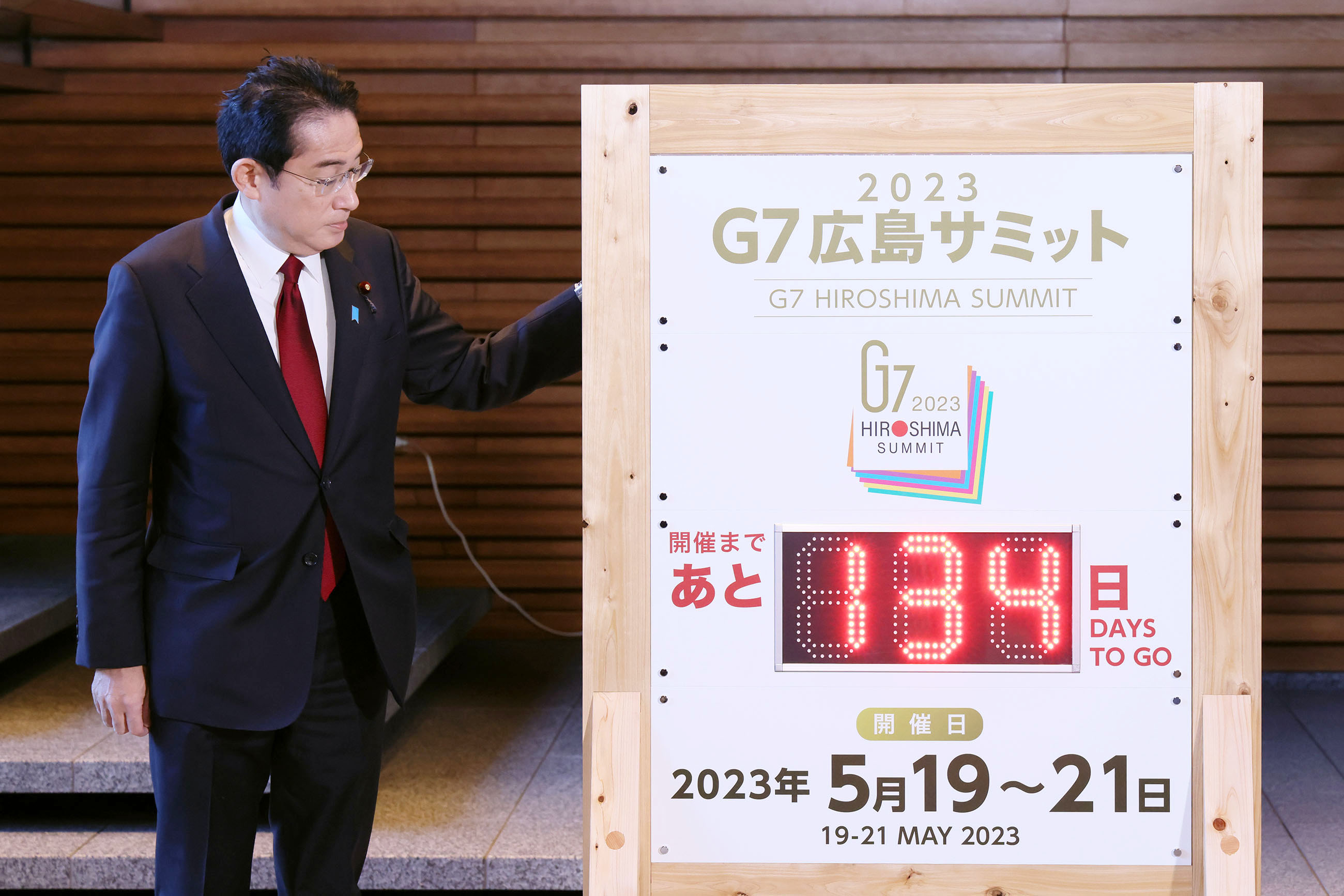 Prime Minister Kishida lighting a countdown board for the G7 Hiroshima Summit (4)