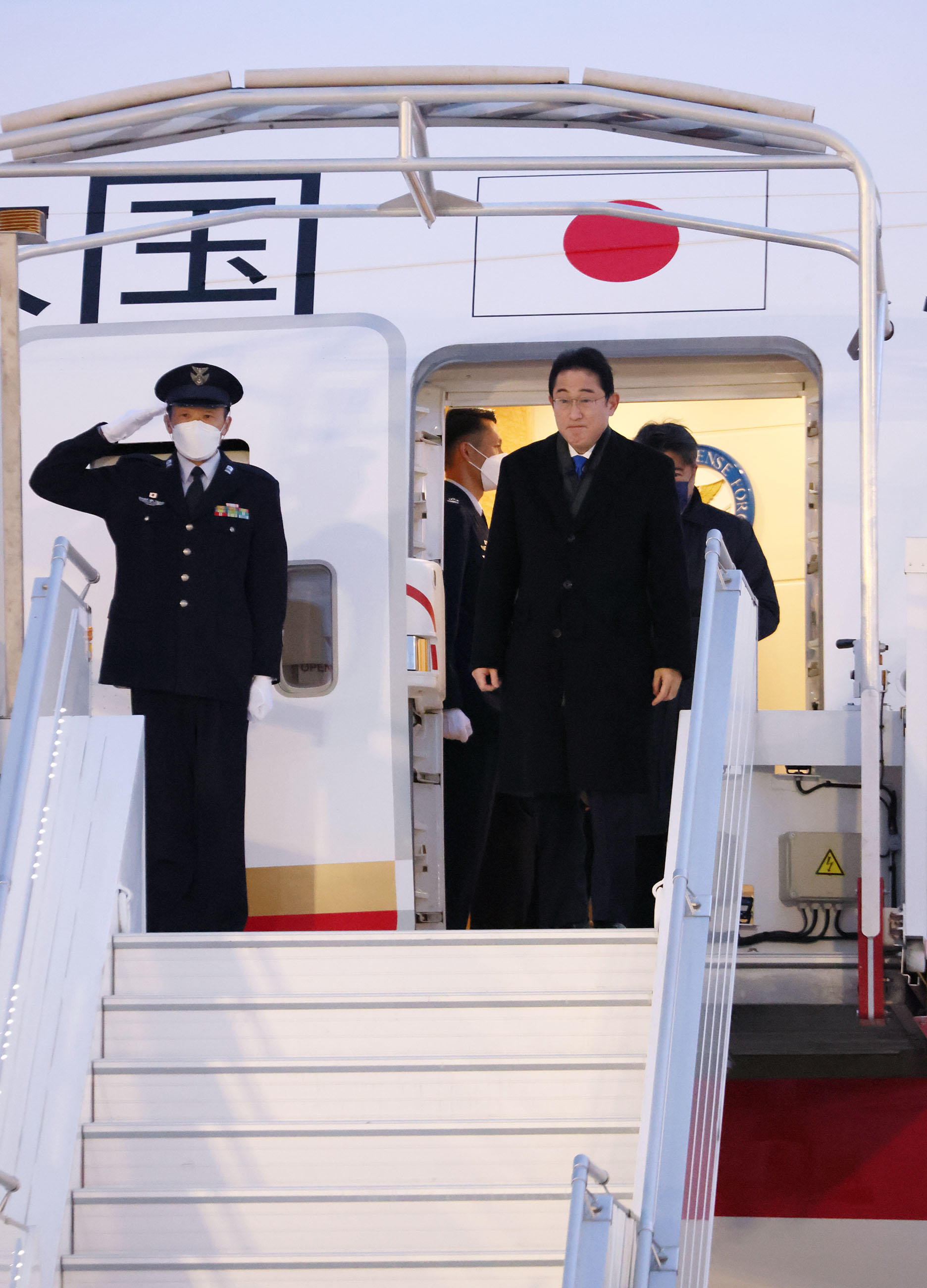 Prime Minister Kishida arriving in France (1)