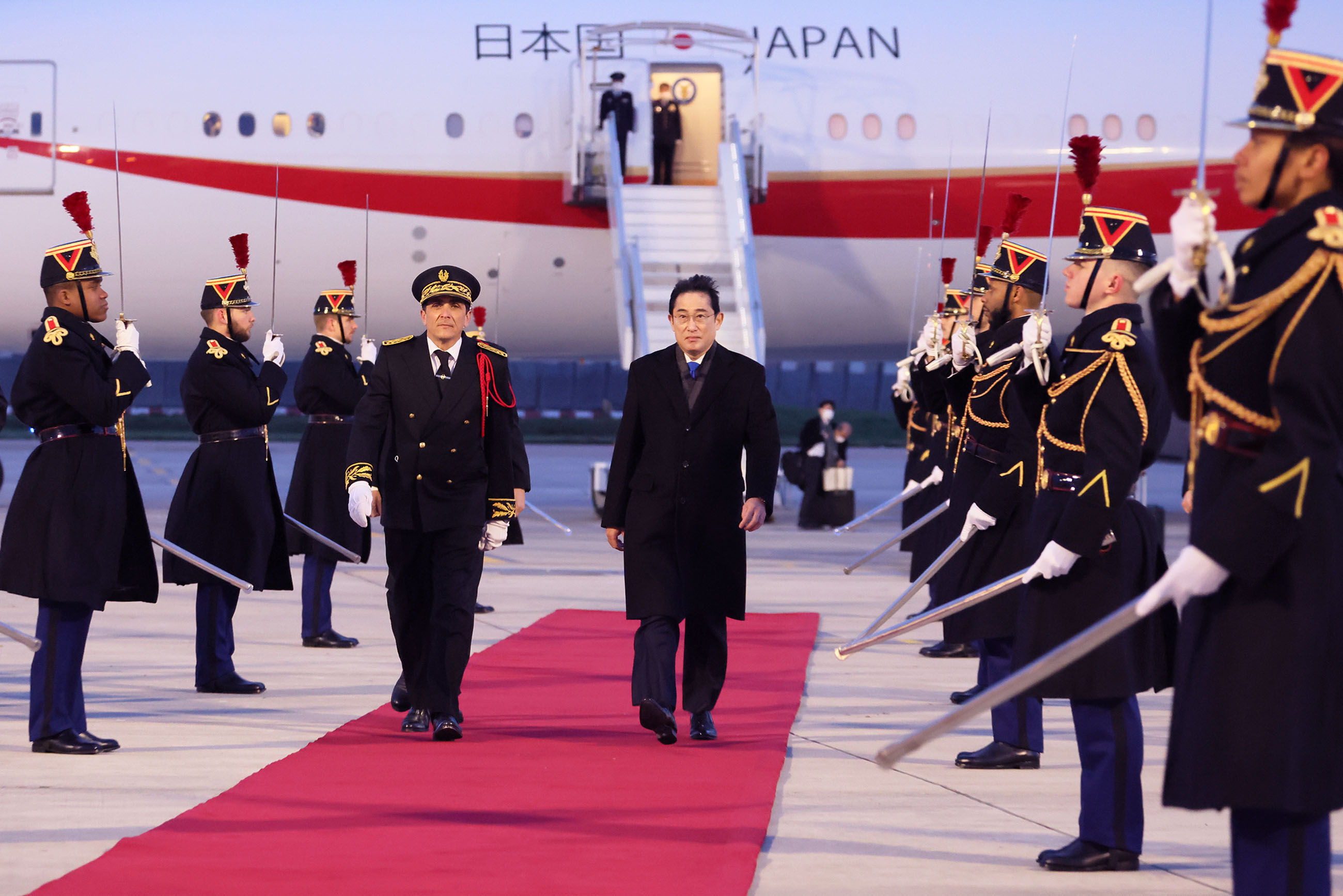 Prime Minister Kishida arriving in France (2)
