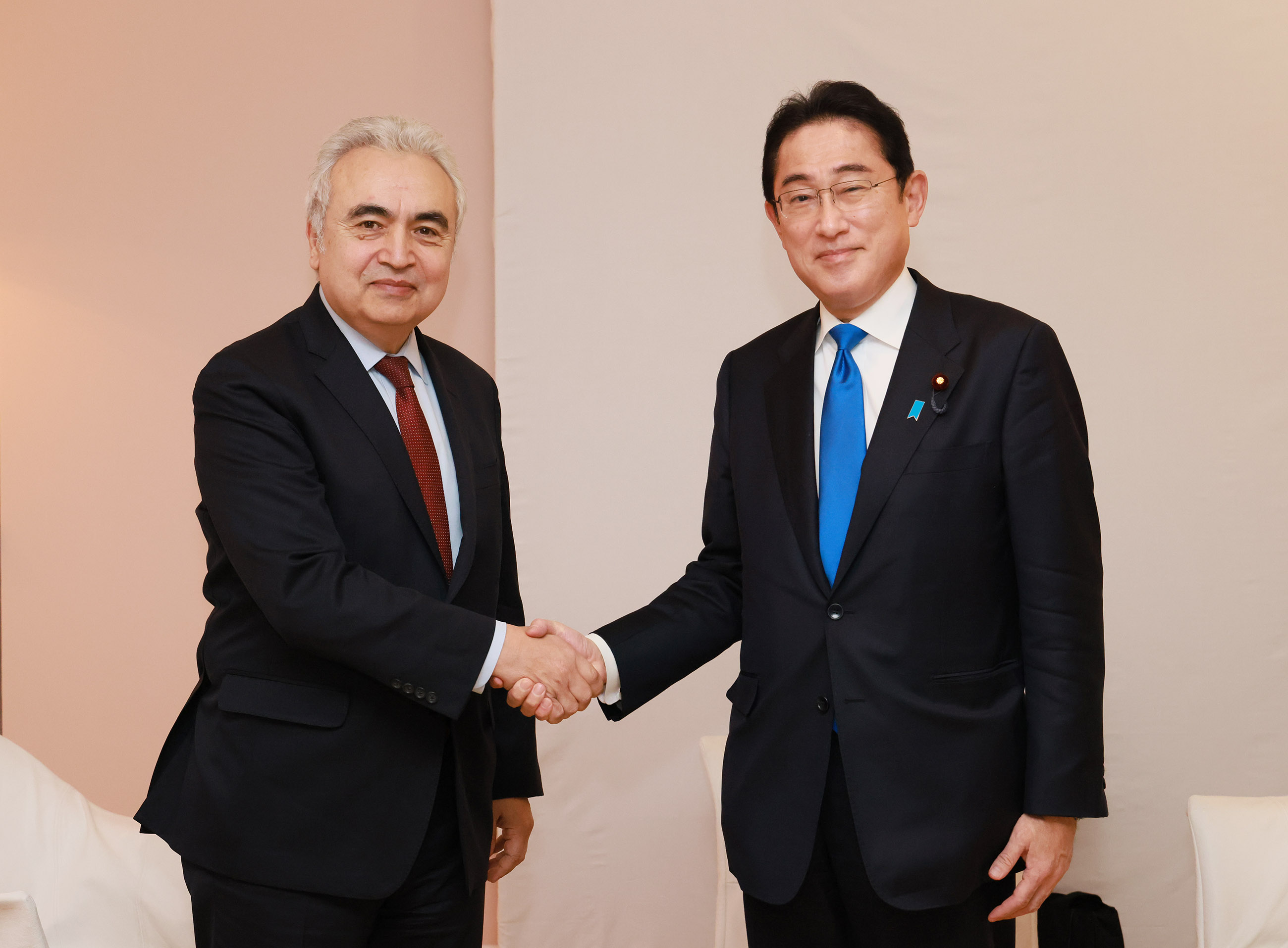 Prime Minister Kishida holding a meeting with President Fabius of the Constitutional Council