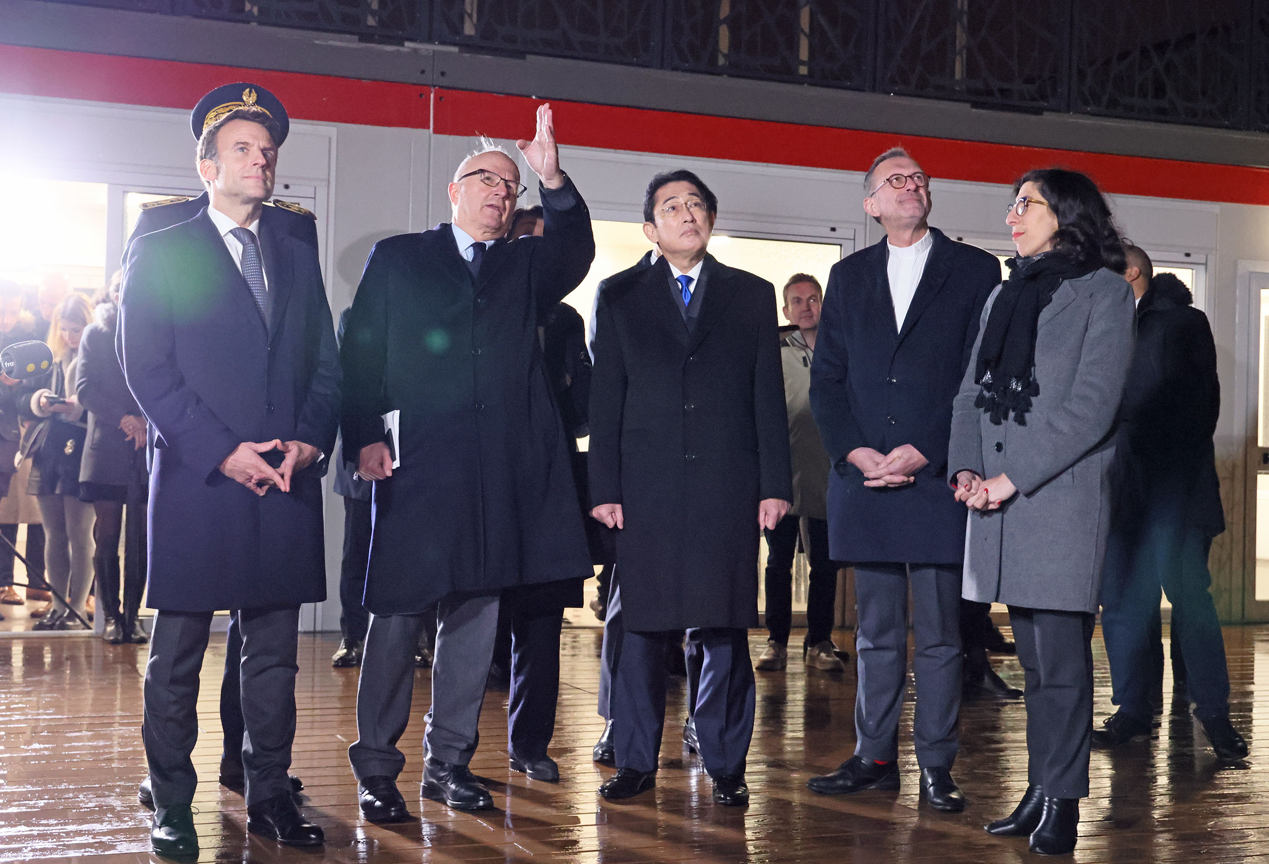 Prime Minister Kishida visiting Notre Dame Cathedral (3)