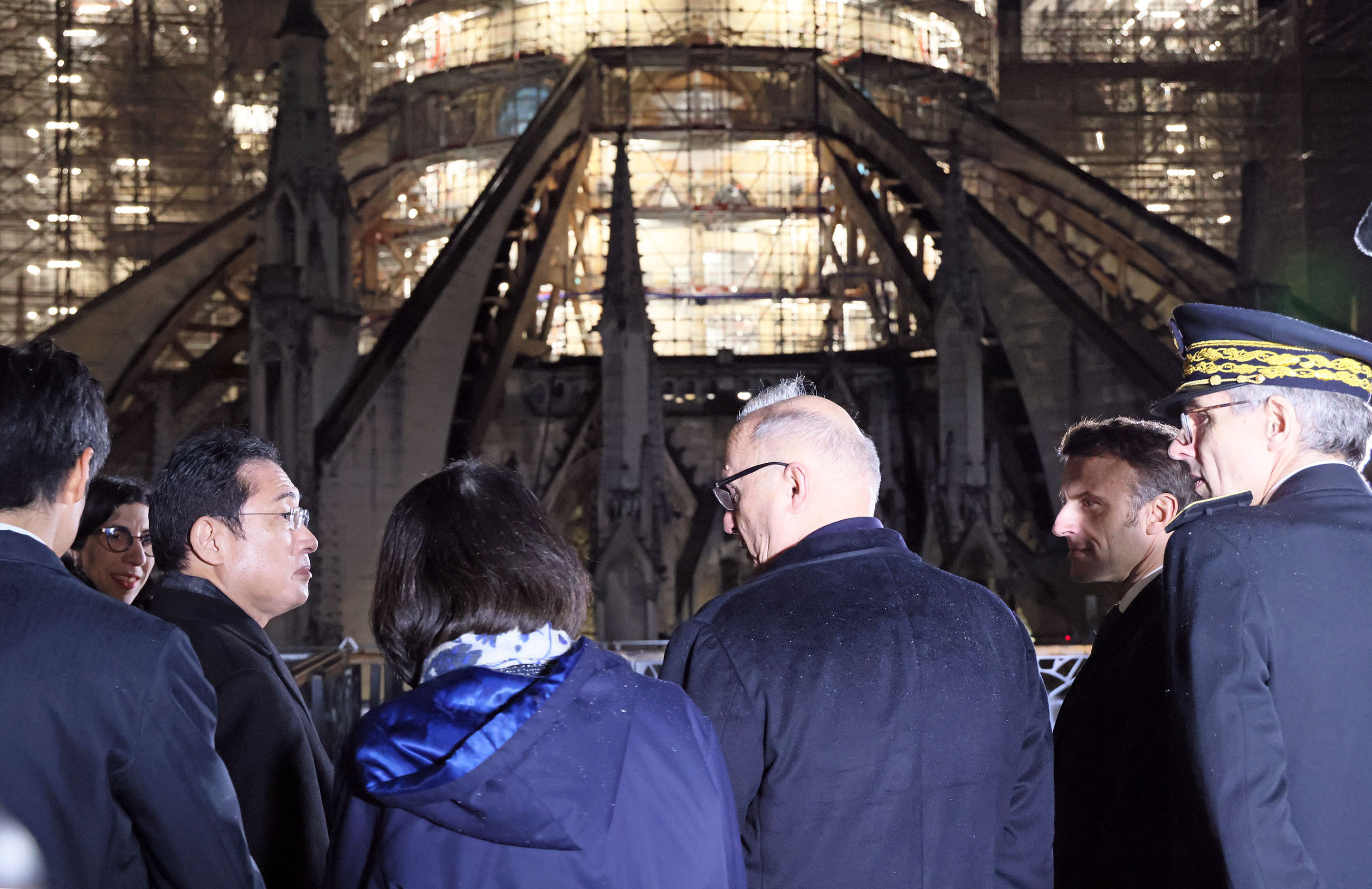 Prime Minister Kishida visiting Notre Dame Cathedral (4)