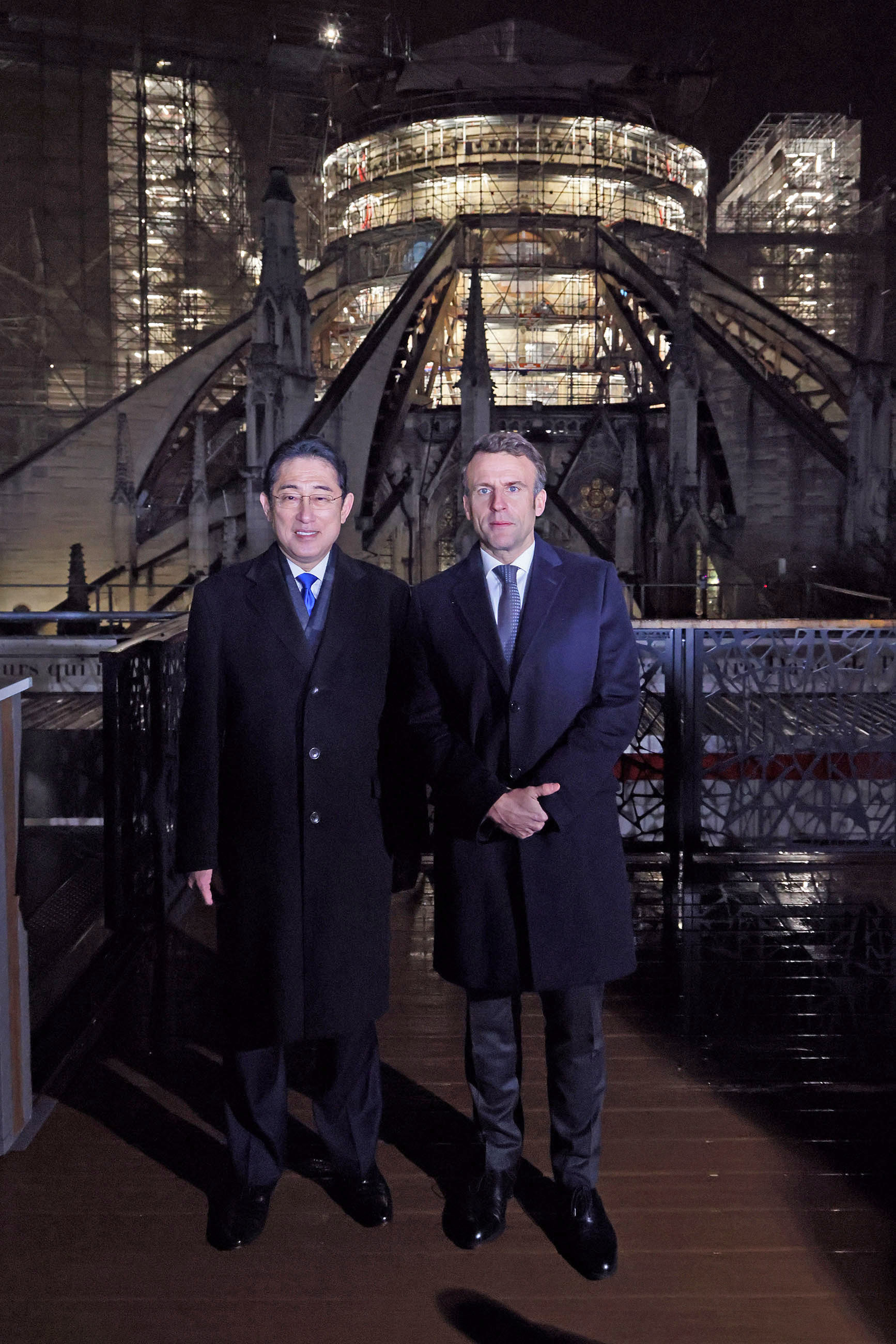 Prime Minister Kishida visiting Notre Dame Cathedral (6)