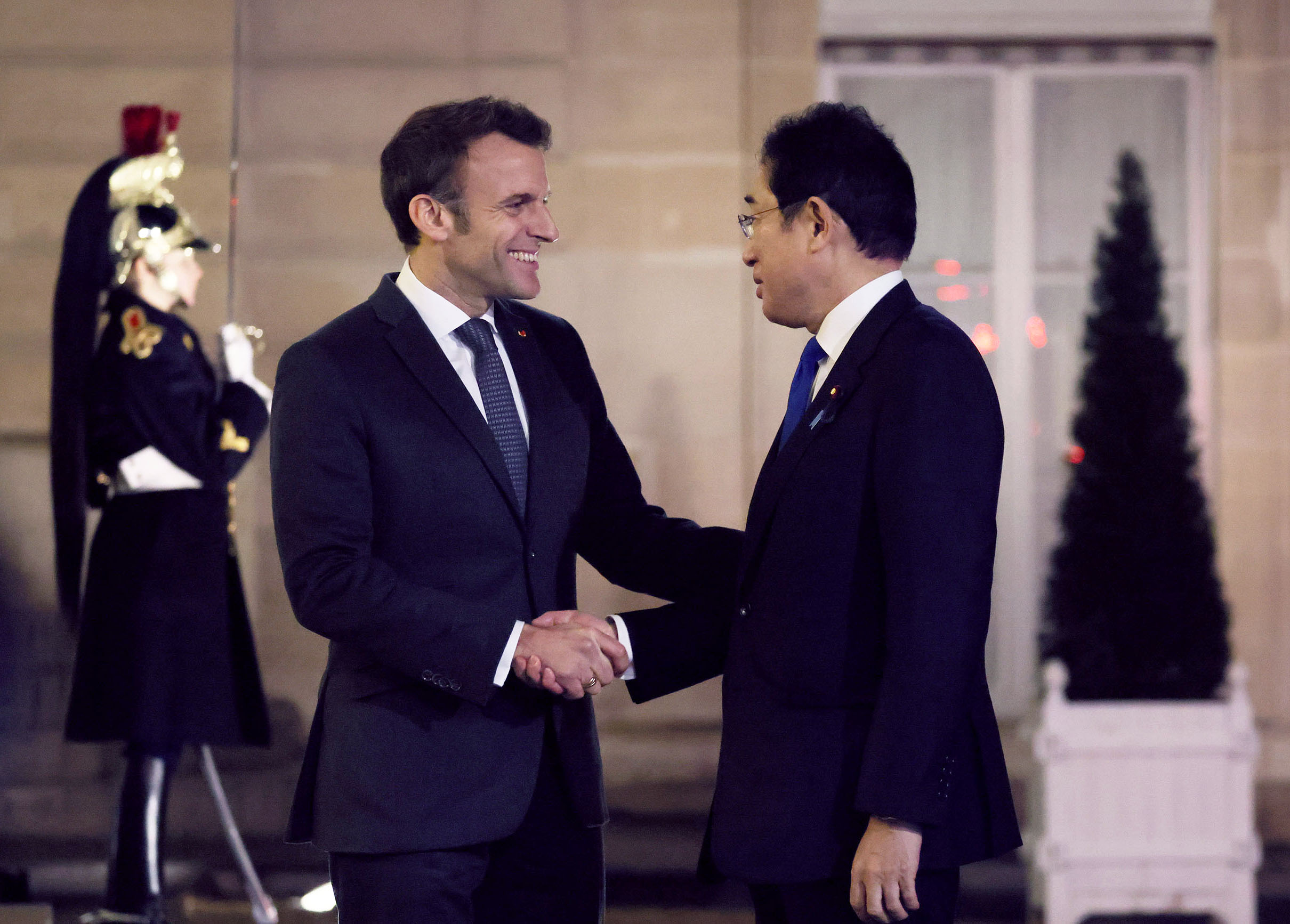 Prime Minister Kishida receiving greetings from President Marcron of France (1)