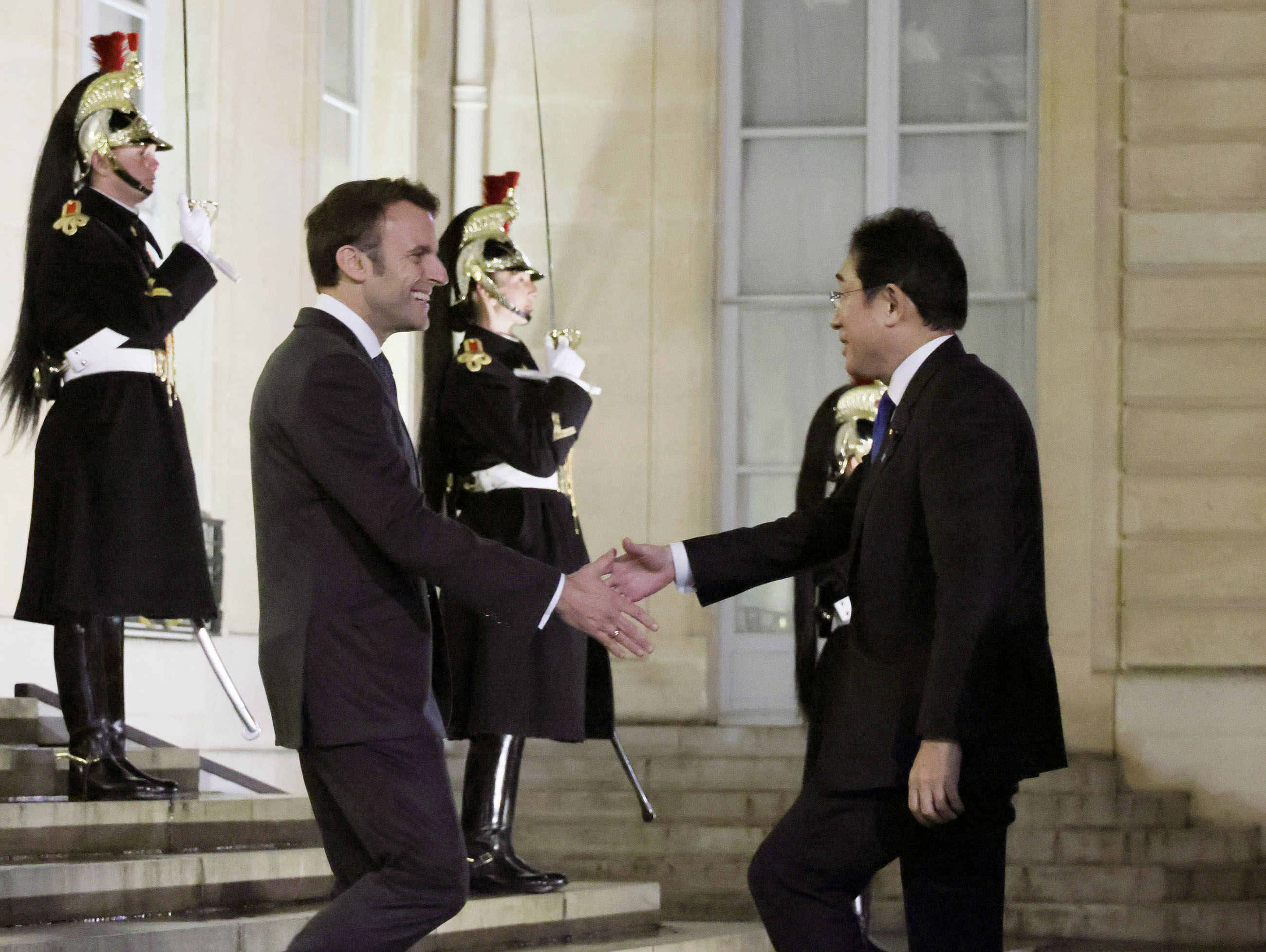 Prime Minister Kishida receiving greetings from President Marcron of France (2)