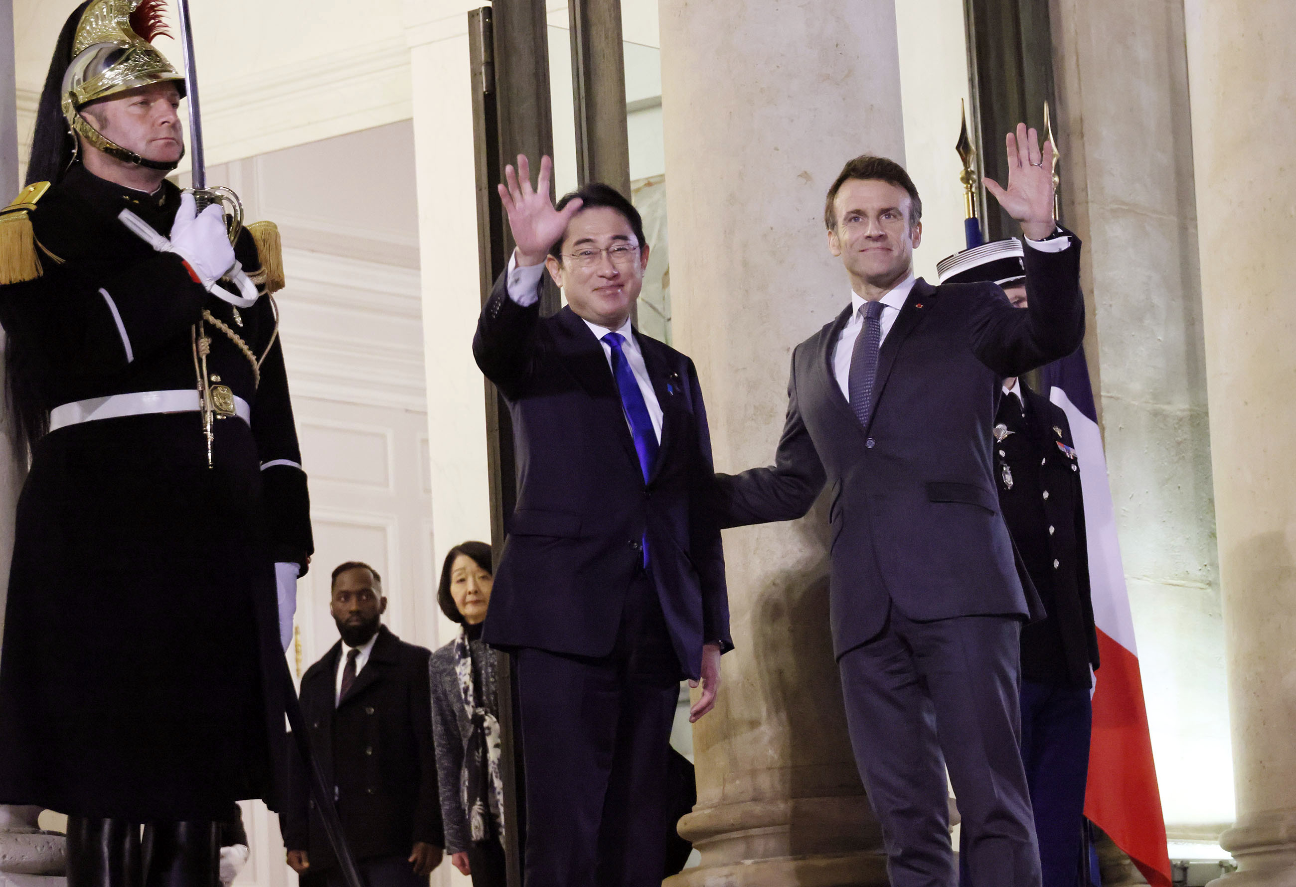 Prime Minister Kishida receiving greetings from President Marcron of France (3)