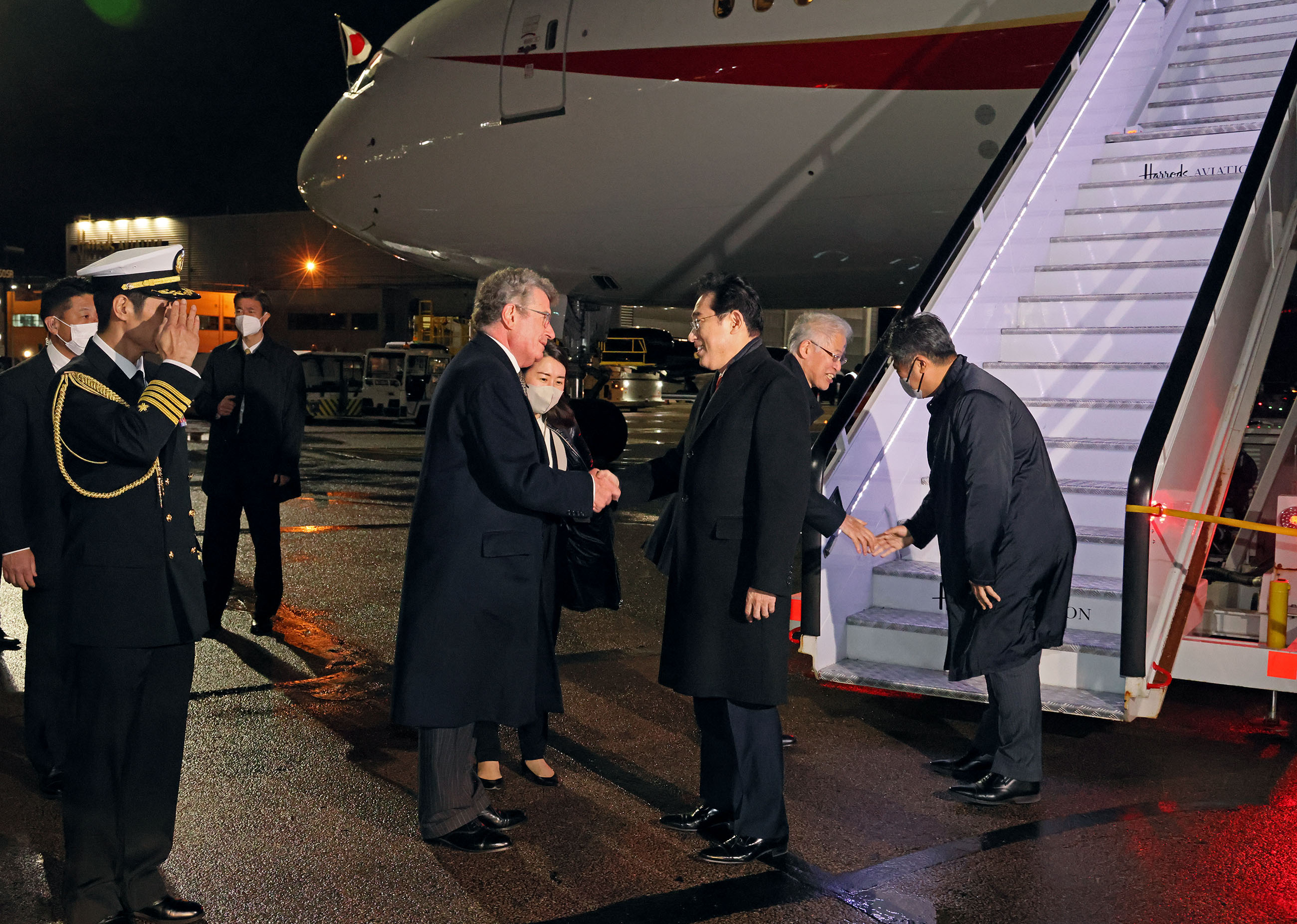 Prime Minister Kishida arriving in the United Kingdom (2)