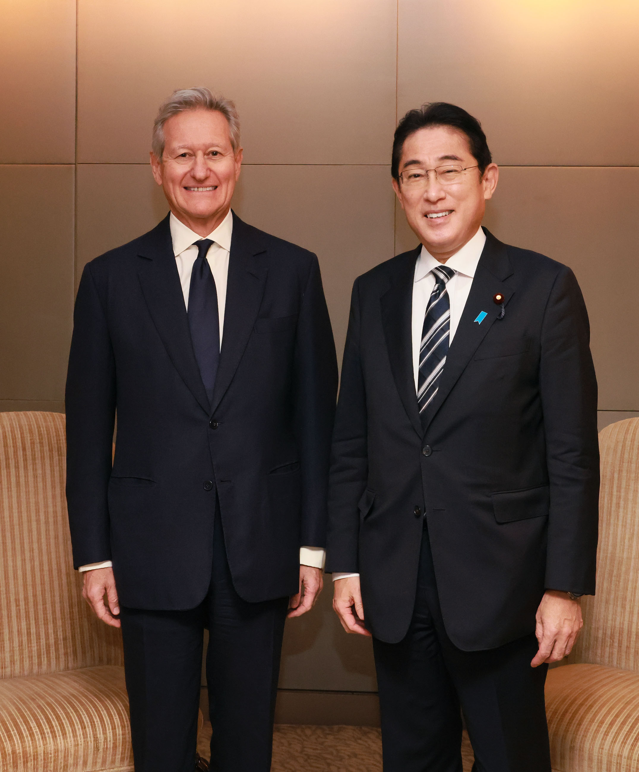 Prime Minister Kishida receiving a courtesy call from Director-General and Chief Executive Chipman of IISS (2)