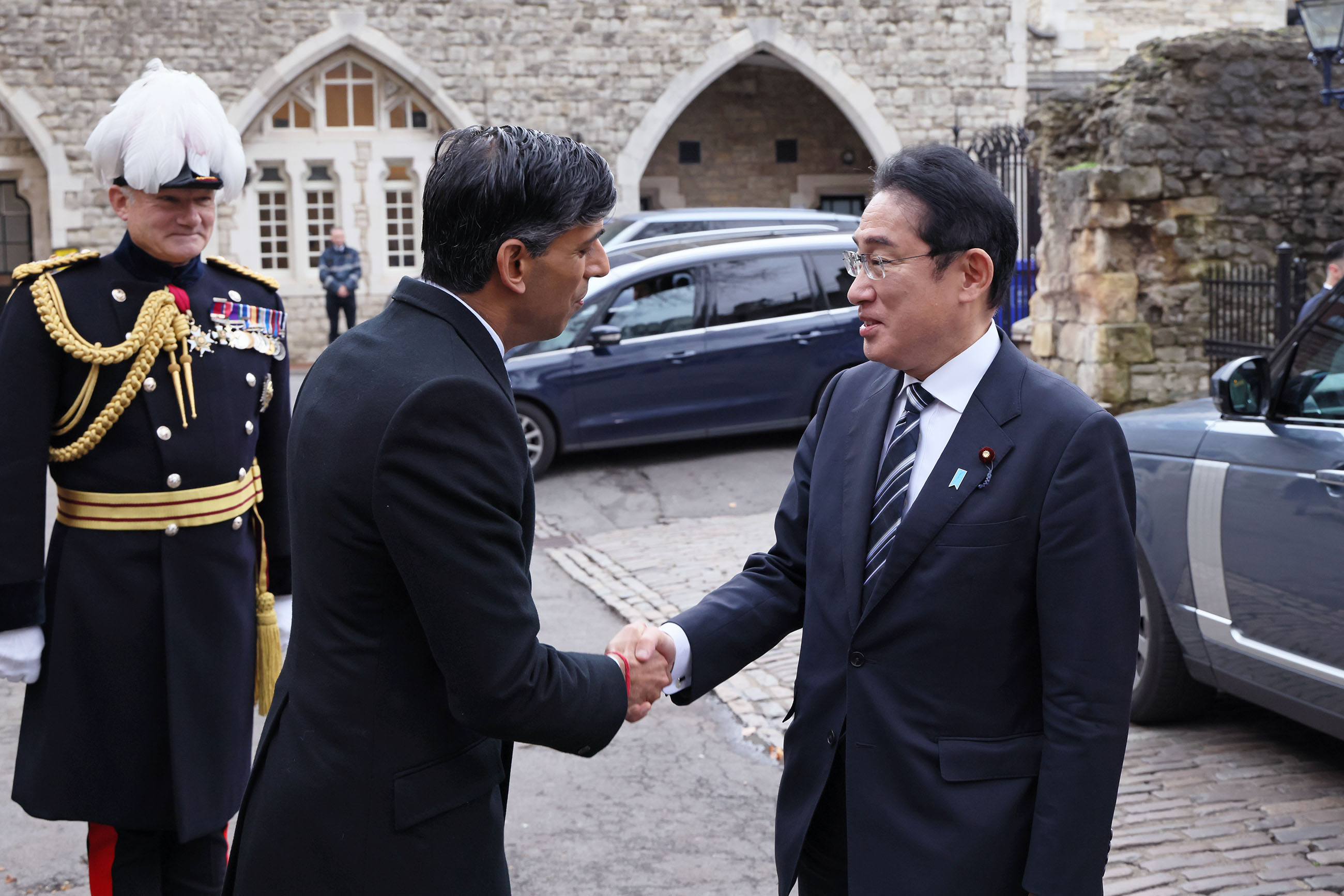 Prime Minister Kishida receiving a salute of guards of honor at the Tower of London (1)