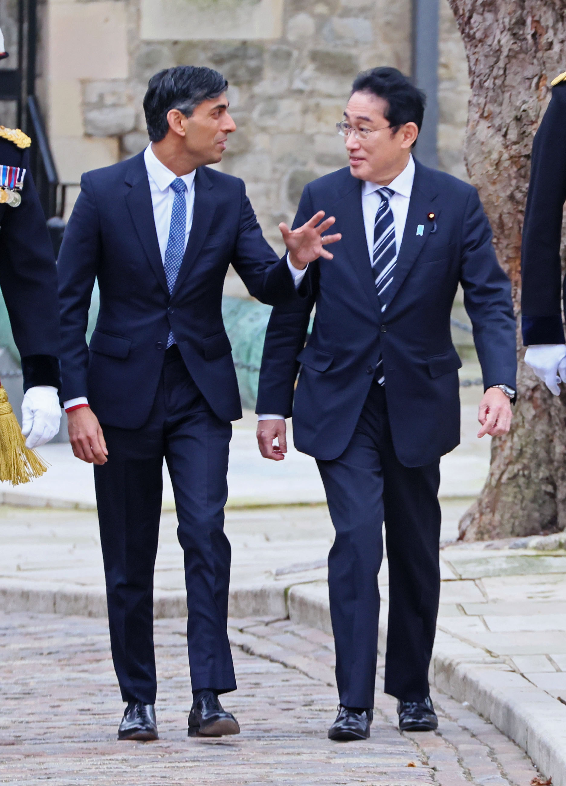 Prime Minister Kishida receiving a salute of guards of honor at the Tower of London (3)