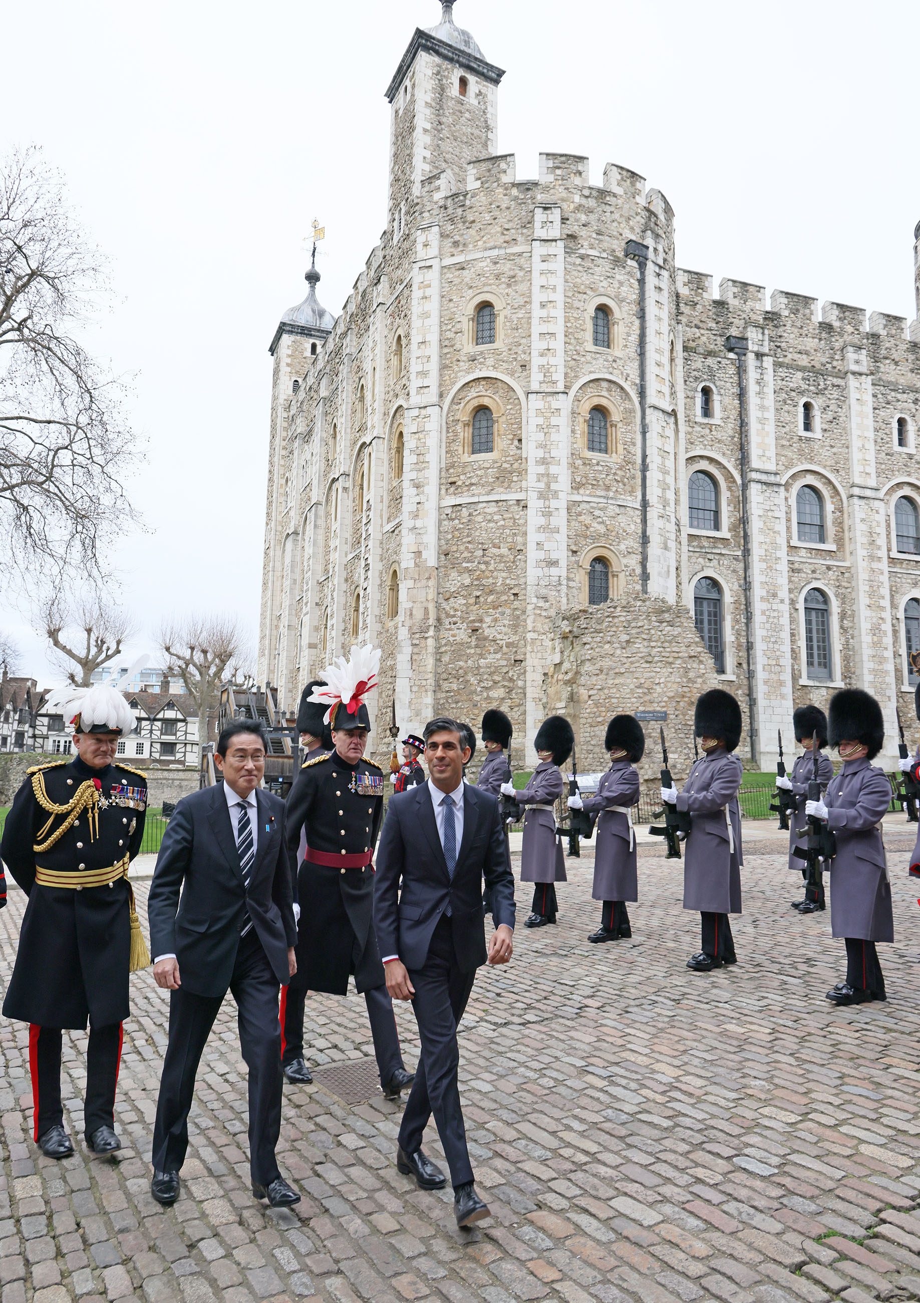 Prime Minister Kishida receiving a salute of guards of honor at the Tower of London (4)