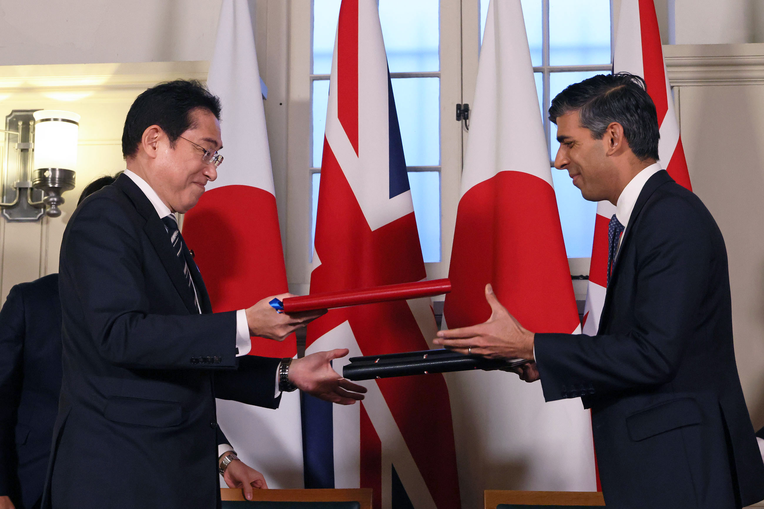 Signing of Japan-UK Reciprocal Access Agreement (2)