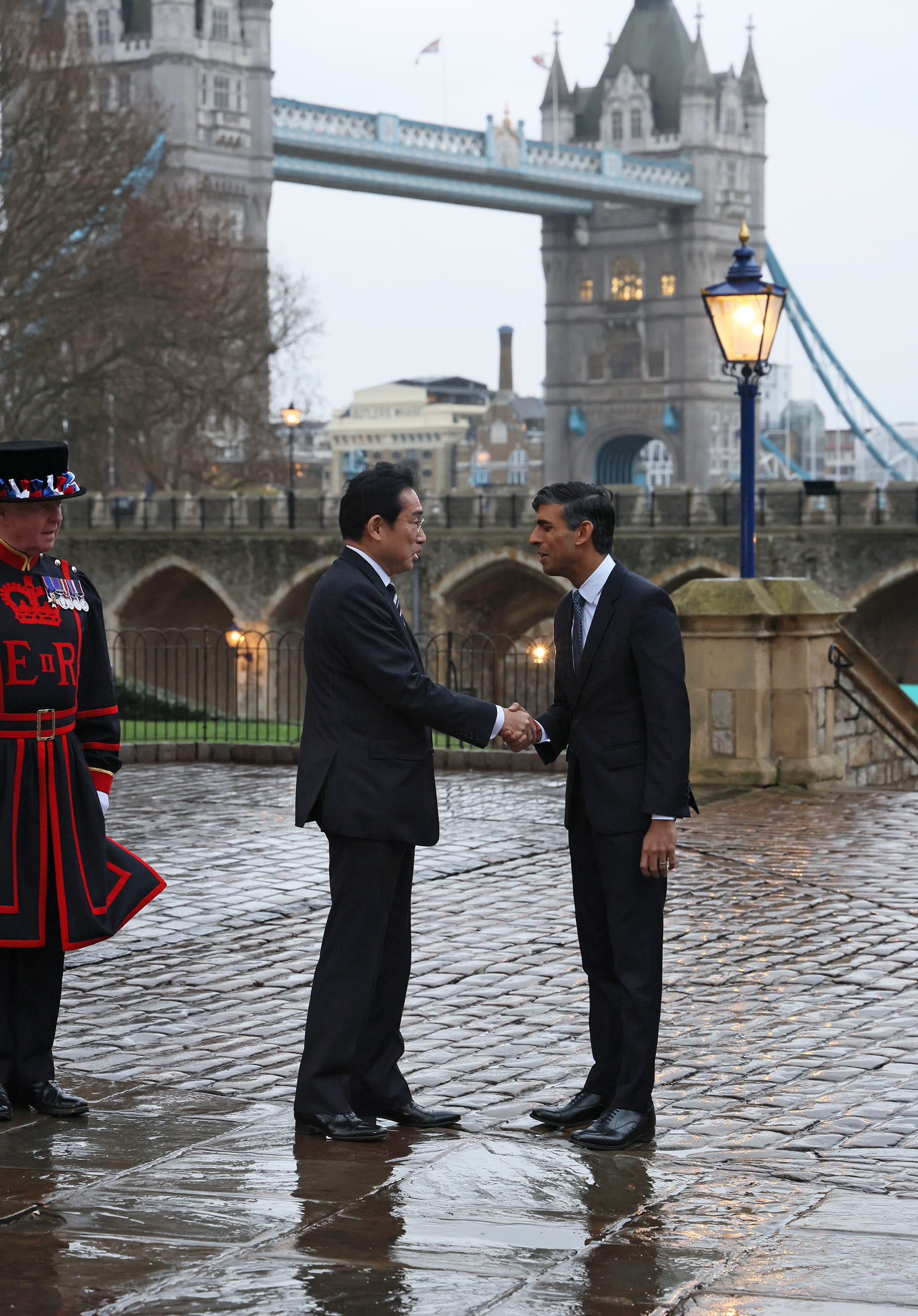 Prime Minister Kishida visiting the Tower of London (4)
